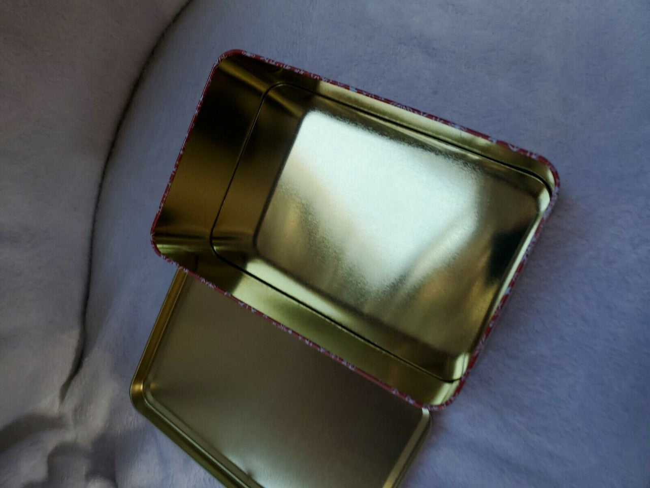 CHRISTMAS HOLIDAY GIFT BOX 7-3/4 X 5 X 2-3/4 METAL RED WITH SNOWFLAKES