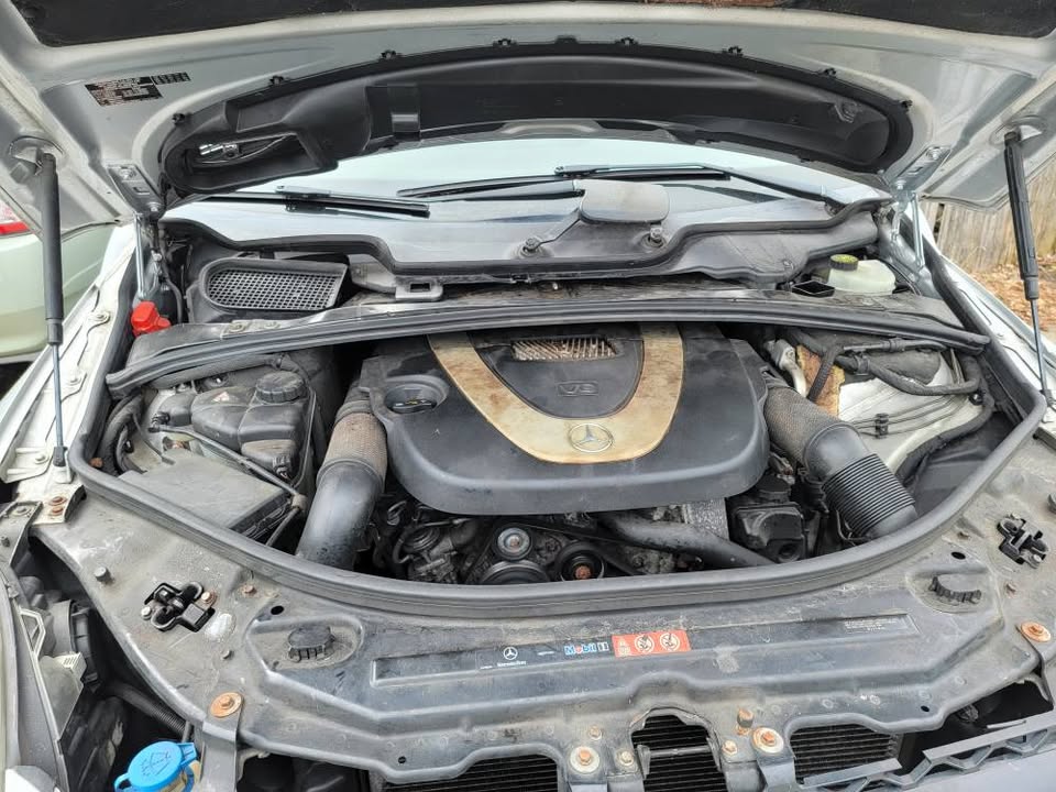 V6 engine under hood of 2009 Mercedes-Benz R350 AWD, recently passed emissions