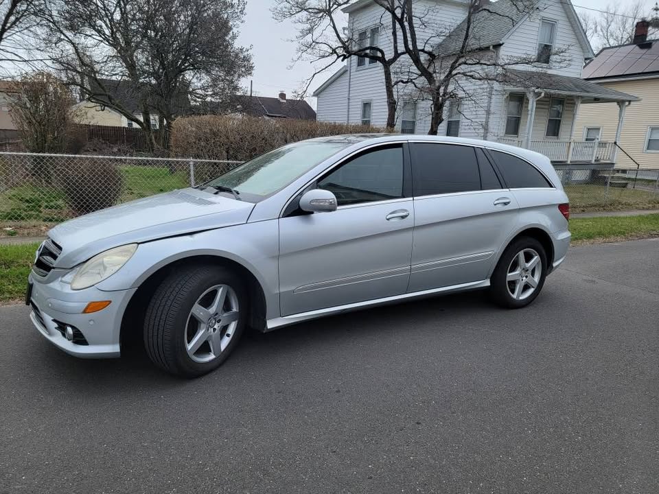 Side view of silver Mercedes R350 AWD with alloy wheels, parked on pavement