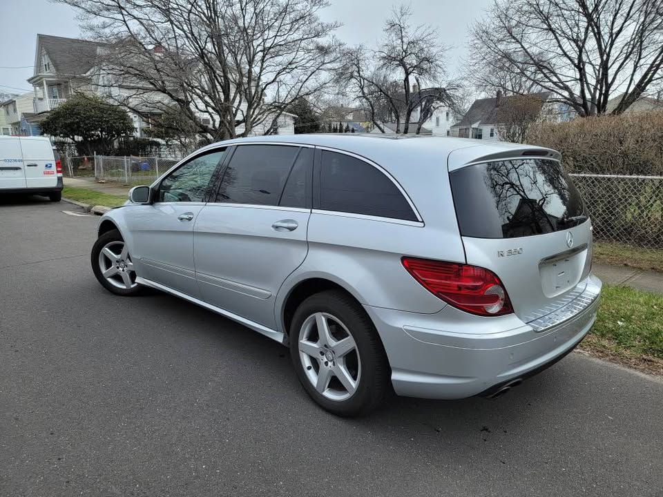 Rear side view of silver 2009 Mercedes-Benz R350 AWD showing tinted windows and five-spoke alloy wheels