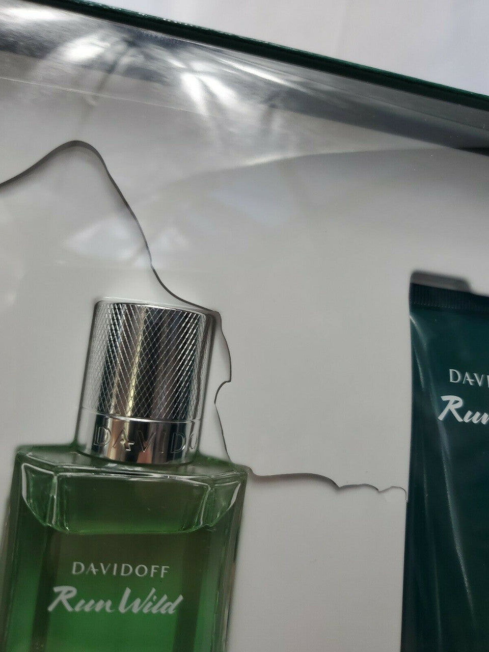 Davidoff Run Wild men’s 2-piece gift set with EDT and shower gel – green packaging with cracked outer sleeve