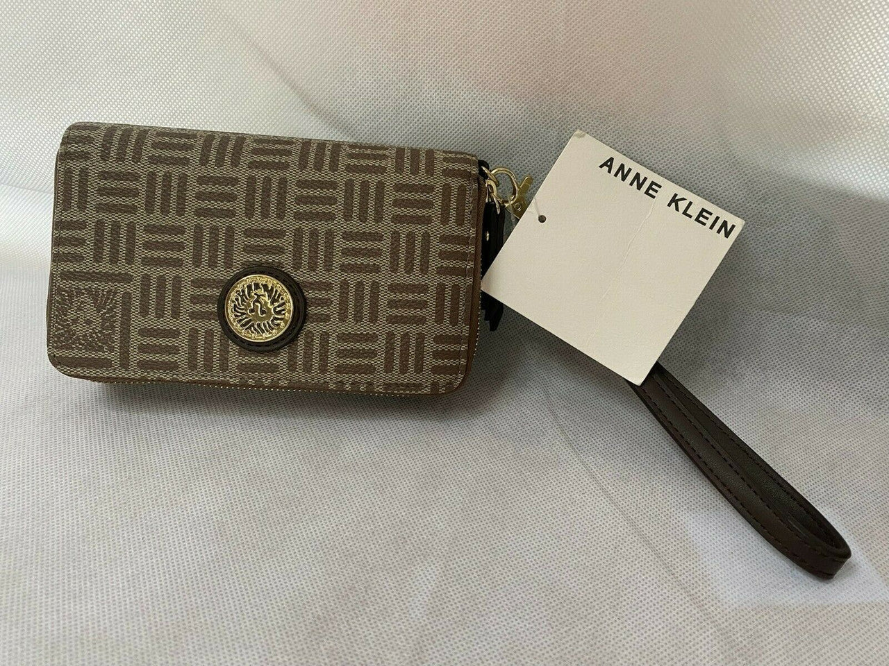 ANNE KLEIN Lion Logo Wallet ZIP AROUND WRISTLET CLUTCH Purse