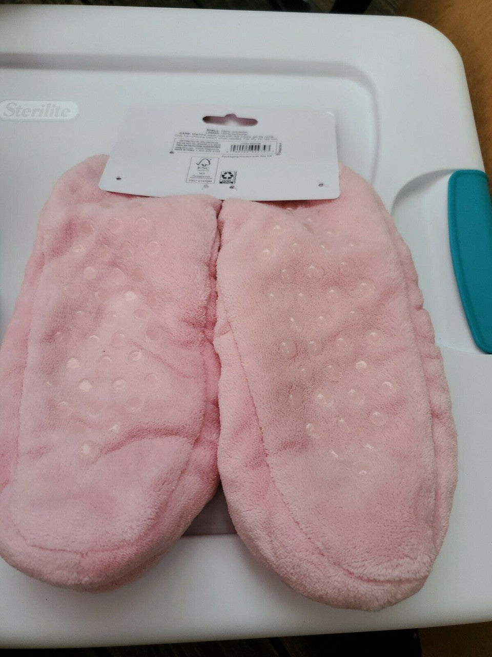 LOVE IN THE AIR PINK SLIPPER SOCKS BEAR FACE /  RED HEART  SHOE SIZE 7-8