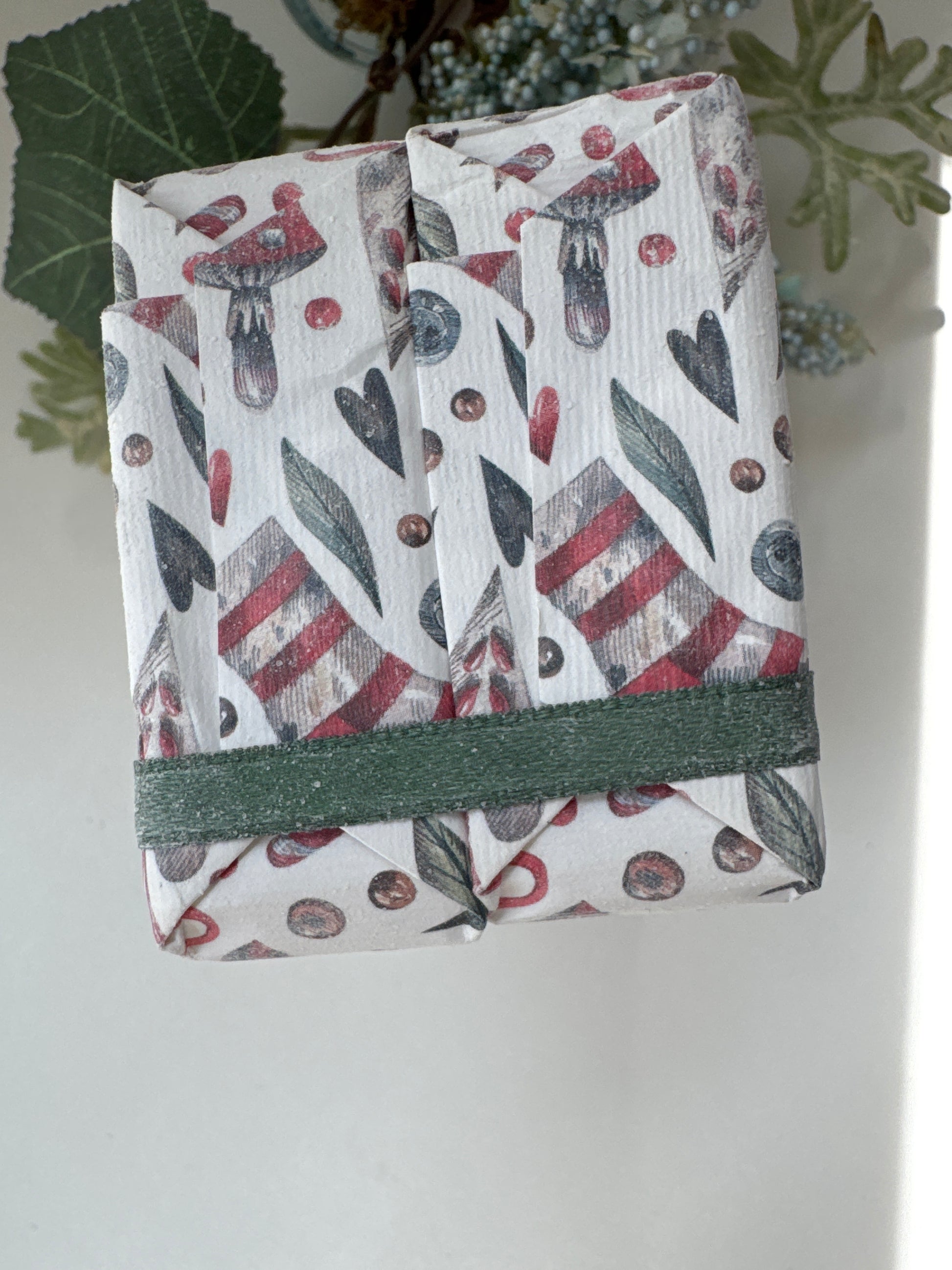 Holiday-themed 2-piece Frosted Berry scented soap gift set, 7oz triple-milled bar soaps with festive packaging