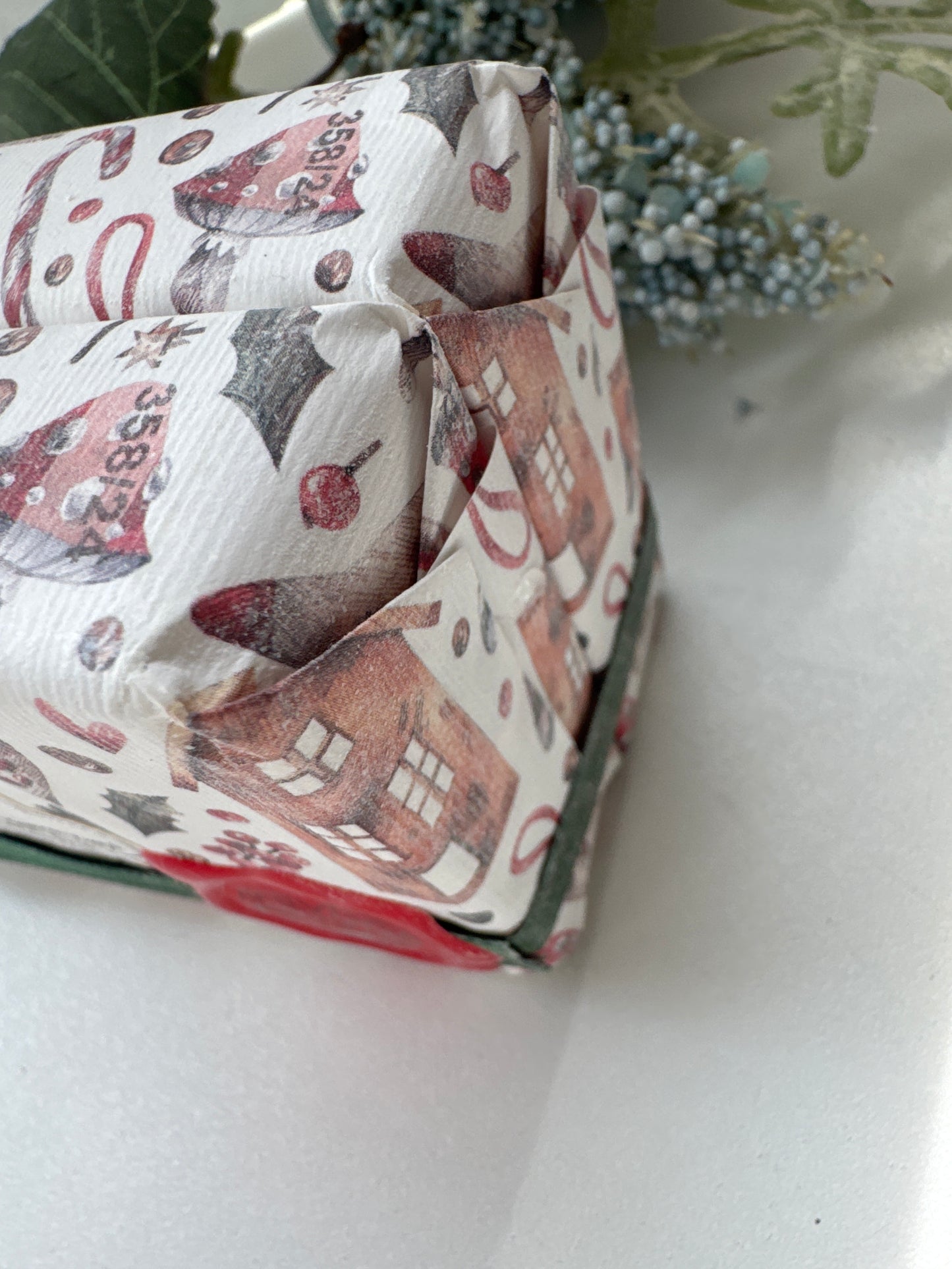 Holiday-themed 2-piece Frosted Berry scented soap gift set, 7oz triple-milled bar soaps with festive packaging