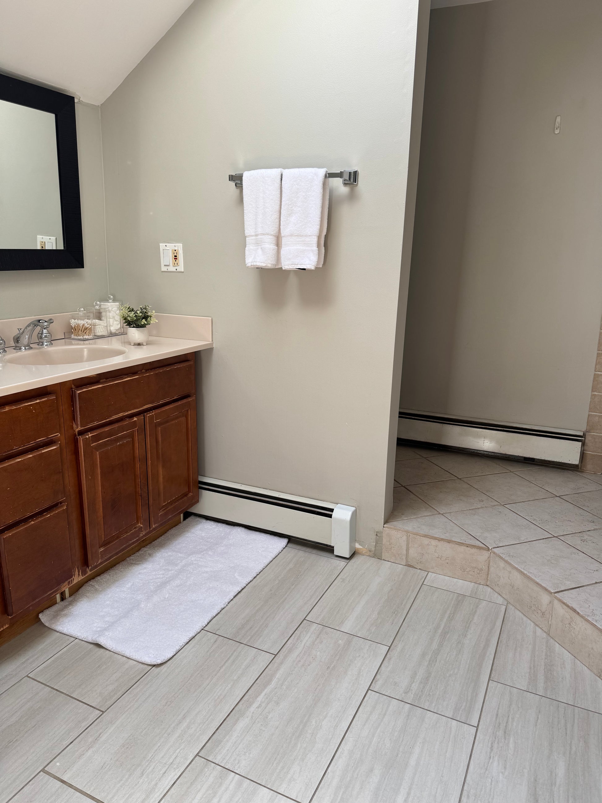 Quiet Cozy Stay Spacious Home Near Beach & Shops – large 4-bedroom vacation rental in Hamden, CT 06514 perfect for families and groups, private setting near shoreline and stores