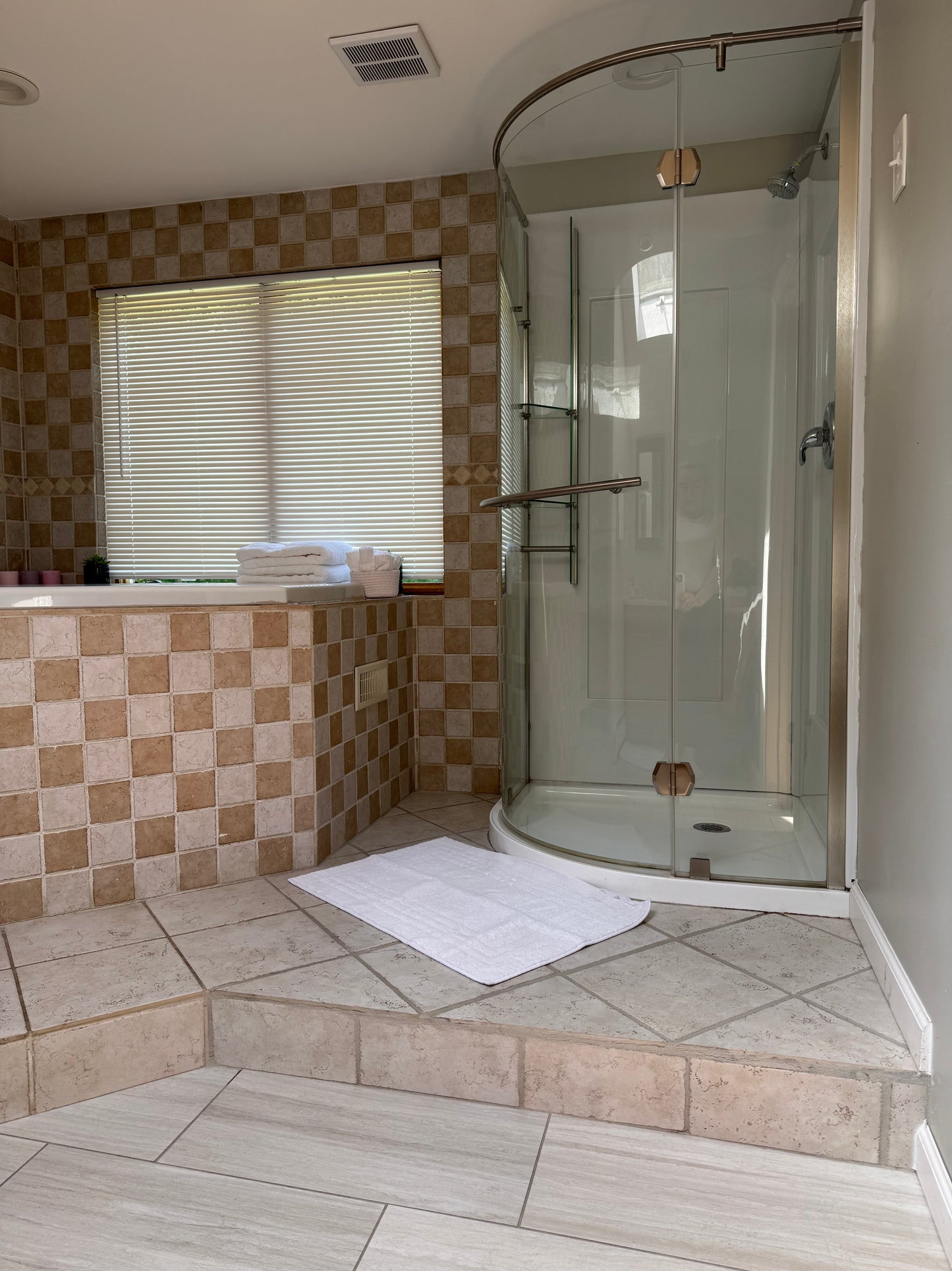 Quiet Cozy Stay Spacious Home Near Beach & Shops – large 4-bedroom vacation rental in Hamden, CT 06514 perfect for families and groups, private setting near shoreline and stores