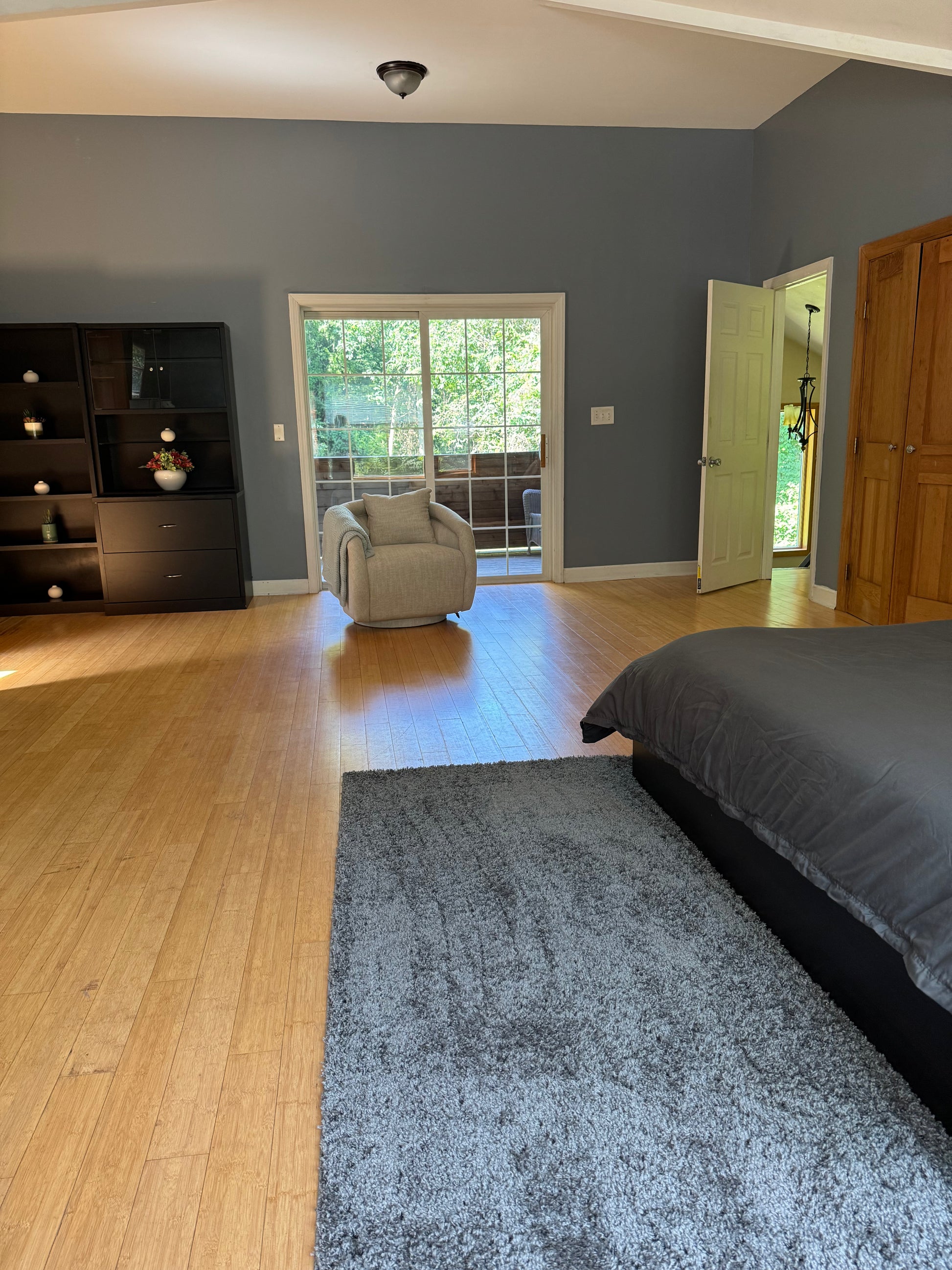 Quiet Cozy Stay Spacious Home Near Beach & Shops – large 4-bedroom vacation rental in Hamden, CT 06514 perfect for families and groups, private setting near shoreline and stores