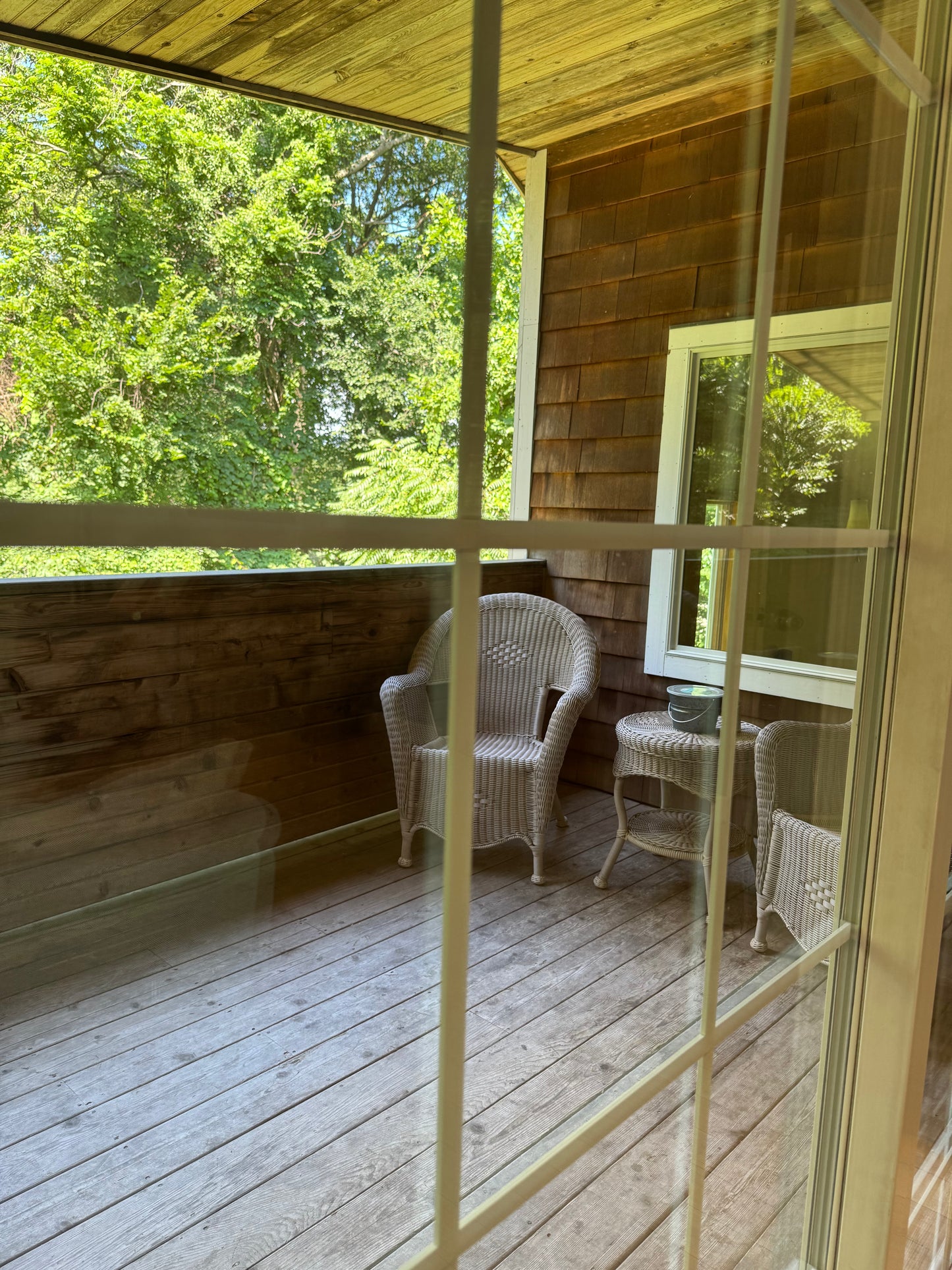 Quiet Cozy Stay Spacious Home Near Beach & Shops – large 4-bedroom vacation rental in Hamden, CT 06514 perfect for families and groups, private setting near shoreline and stores