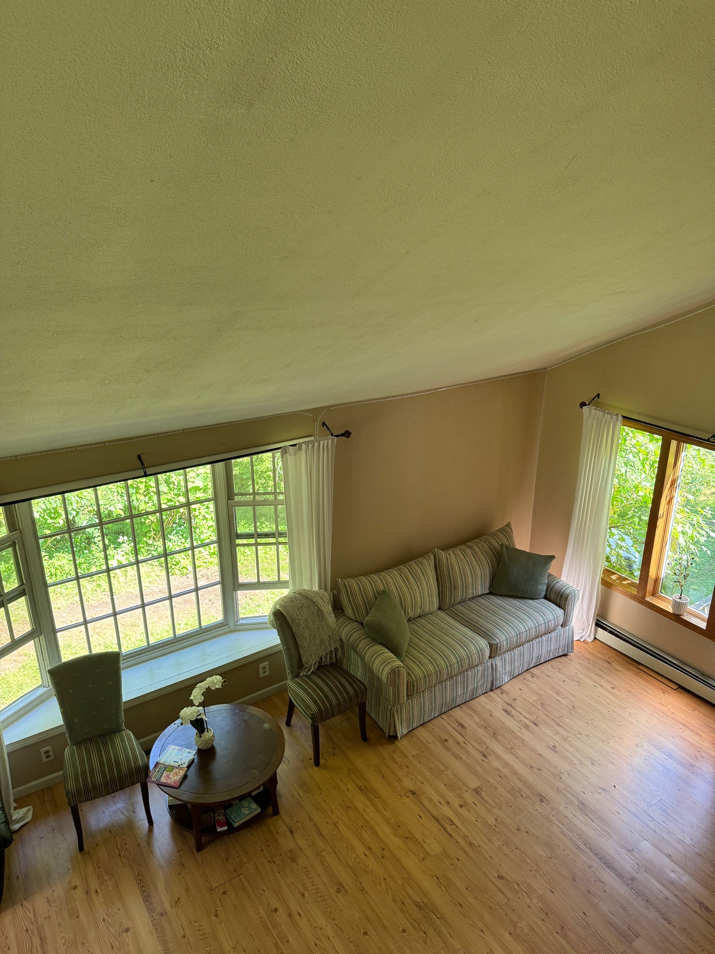 Quiet Cozy Stay Spacious Home Near Beach & Shops – large 4-bedroom vacation rental in Hamden, CT 06514 perfect for families and groups, private setting near shoreline and stores