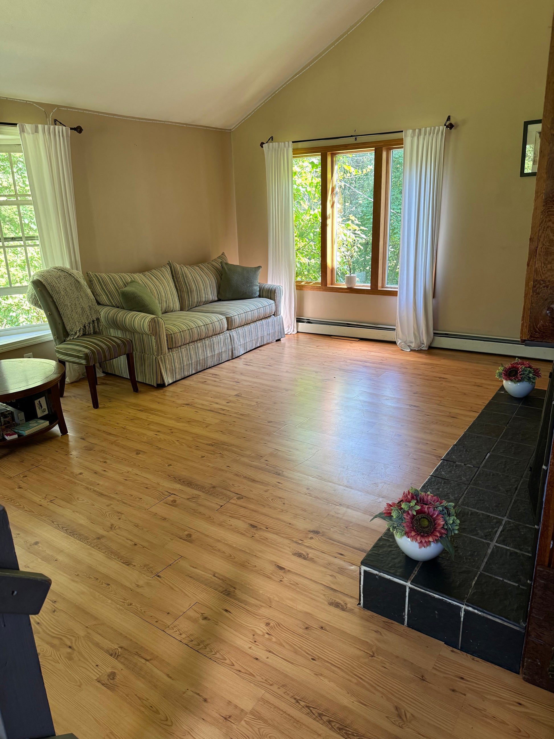 Quiet Cozy Stay Spacious Home Near Beach & Shops – large 4-bedroom vacation rental in Hamden, CT 06514 perfect for families and groups, private setting near shoreline and stores