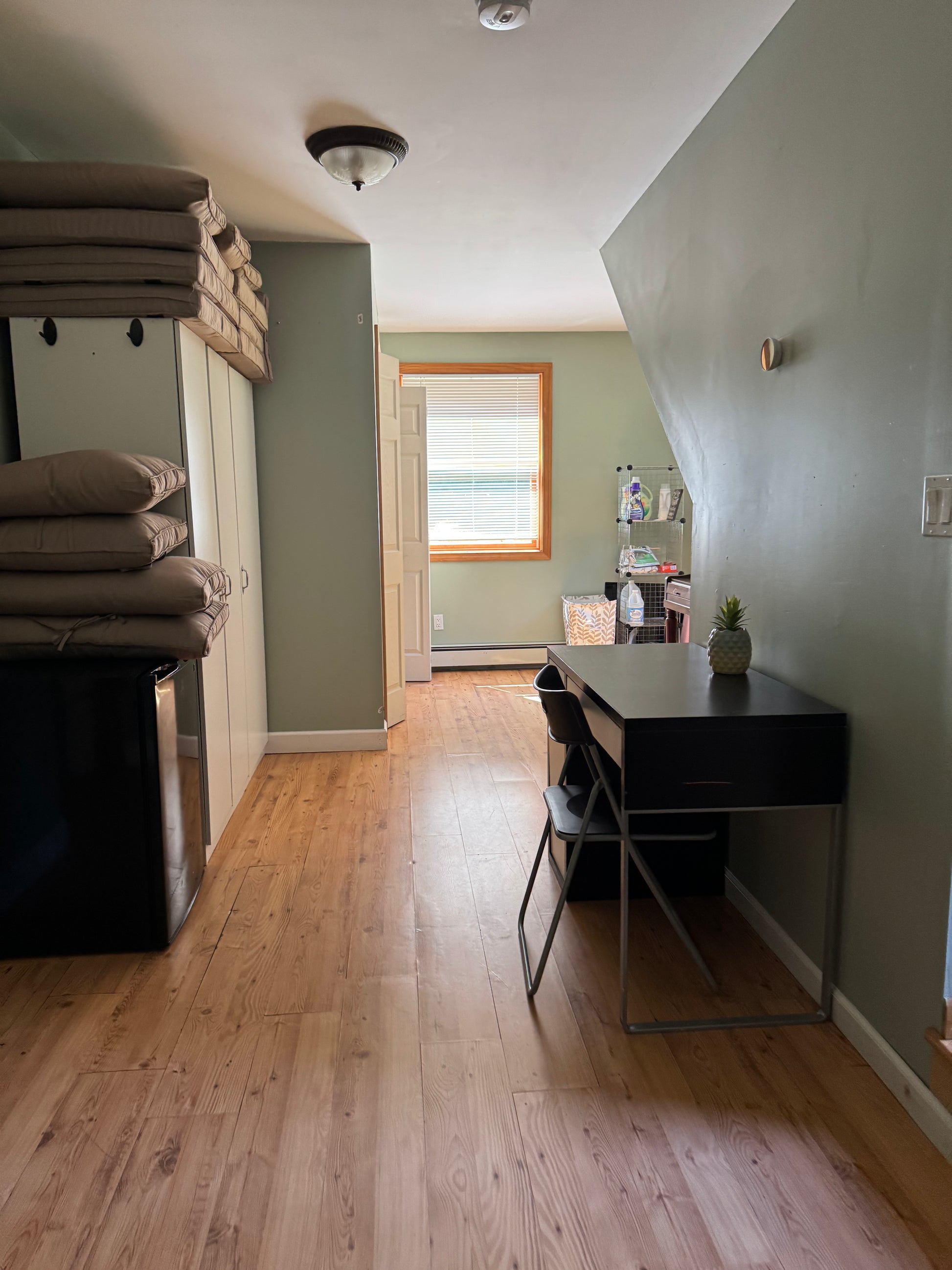 Quiet Cozy Stay Spacious Home Near Beach & Shops – large 4-bedroom vacation rental in Hamden, CT 06514 perfect for families and groups, private setting near shoreline and stores