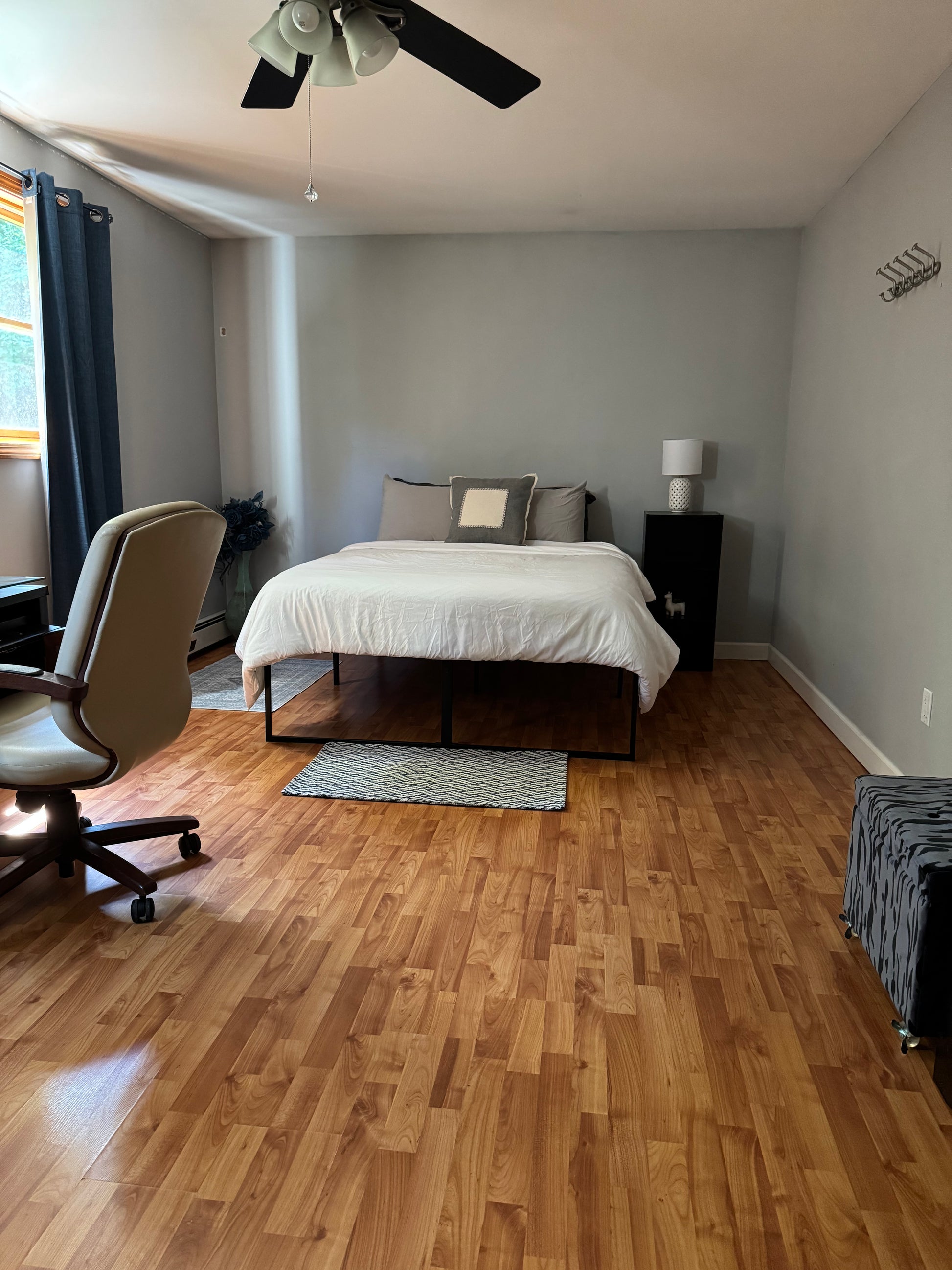 Quiet Cozy Stay Spacious Home Near Beach & Shops – large 4-bedroom vacation rental in Hamden, CT 06514 perfect for families and groups, private setting near shoreline and stores