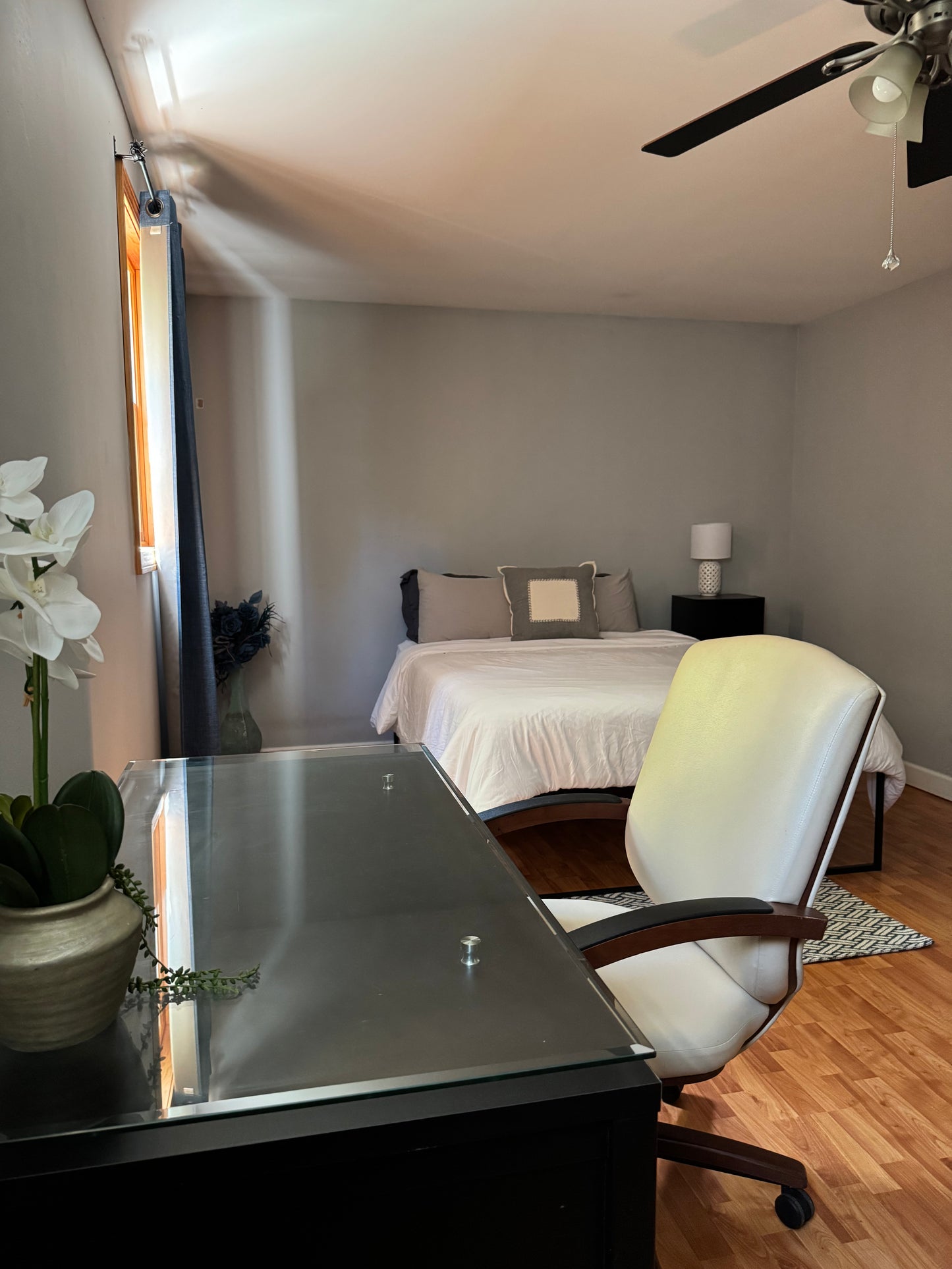 Quiet Cozy Stay Spacious Home Near Beach & Shops – large 4-bedroom vacation rental in Hamden, CT 06514 perfect for families and groups, private setting near shoreline and stores