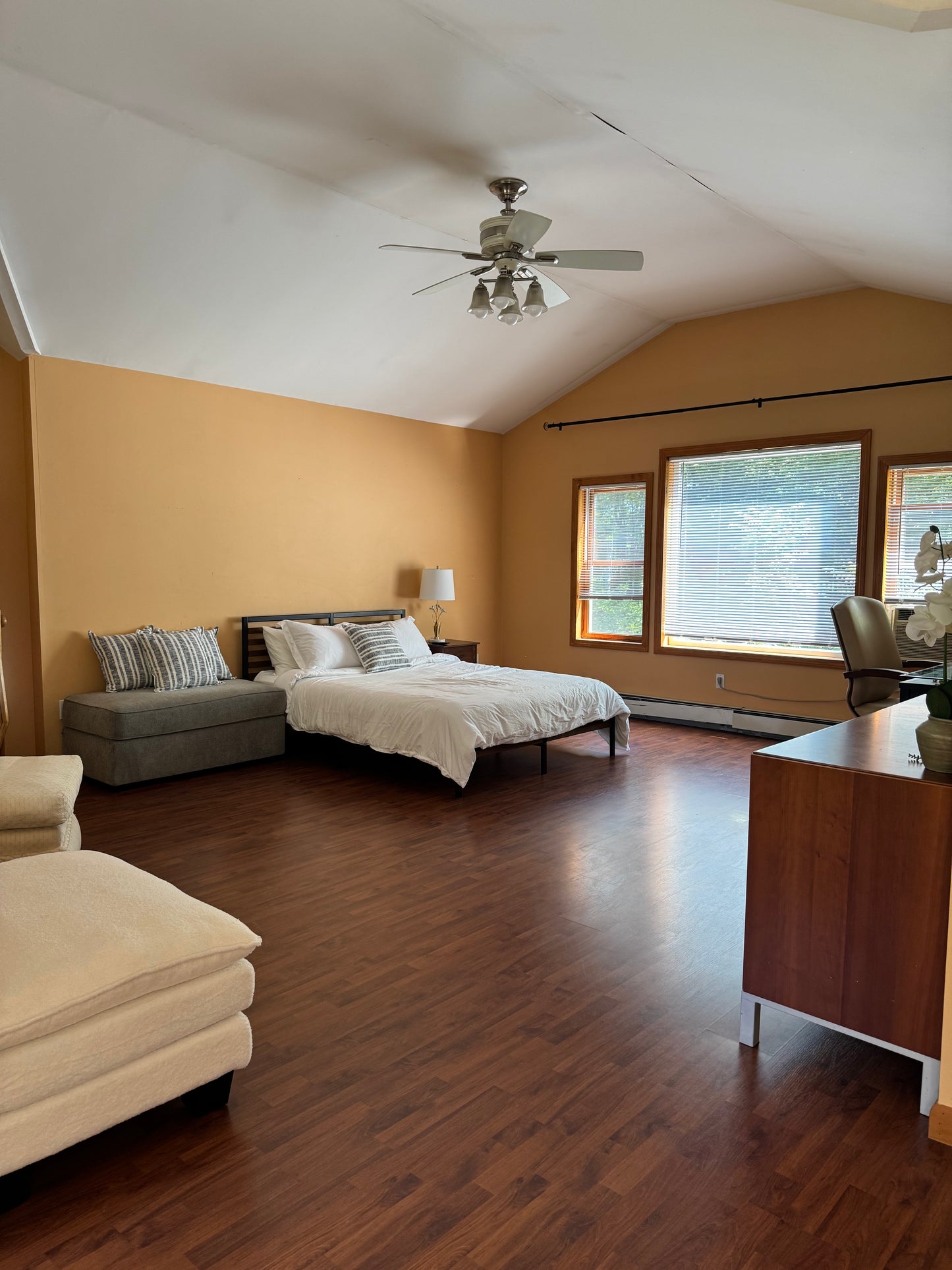 Quiet Cozy Stay Spacious Home Near Beach & Shops – large 4-bedroom vacation rental in Hamden, CT 06514 perfect for families and groups, private setting near shoreline and stores