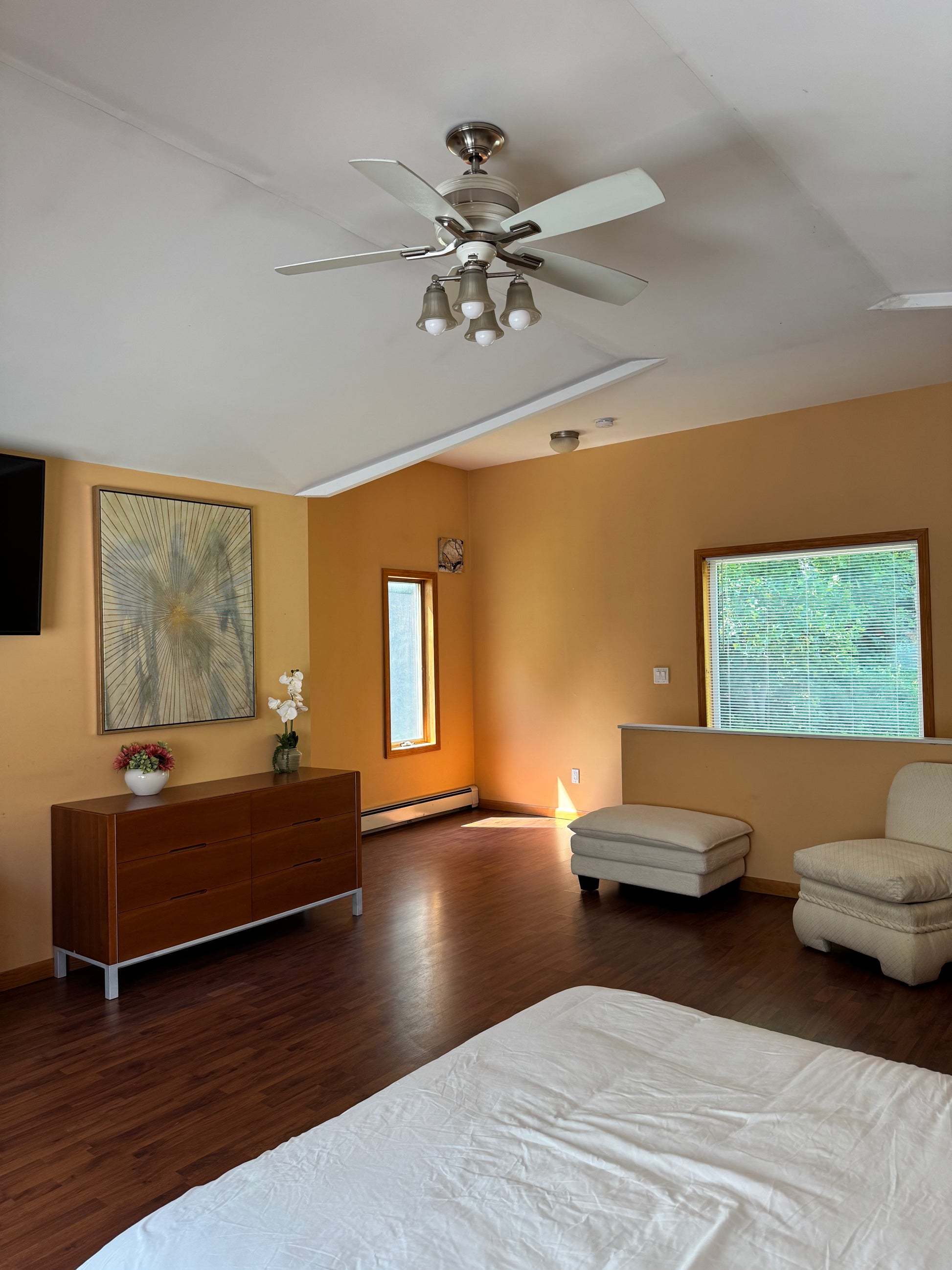 Quiet Cozy Stay Spacious Home Near Beach & Shops – large 4-bedroom vacation rental in Hamden, CT 06514 perfect for families and groups, private setting near shoreline and stores