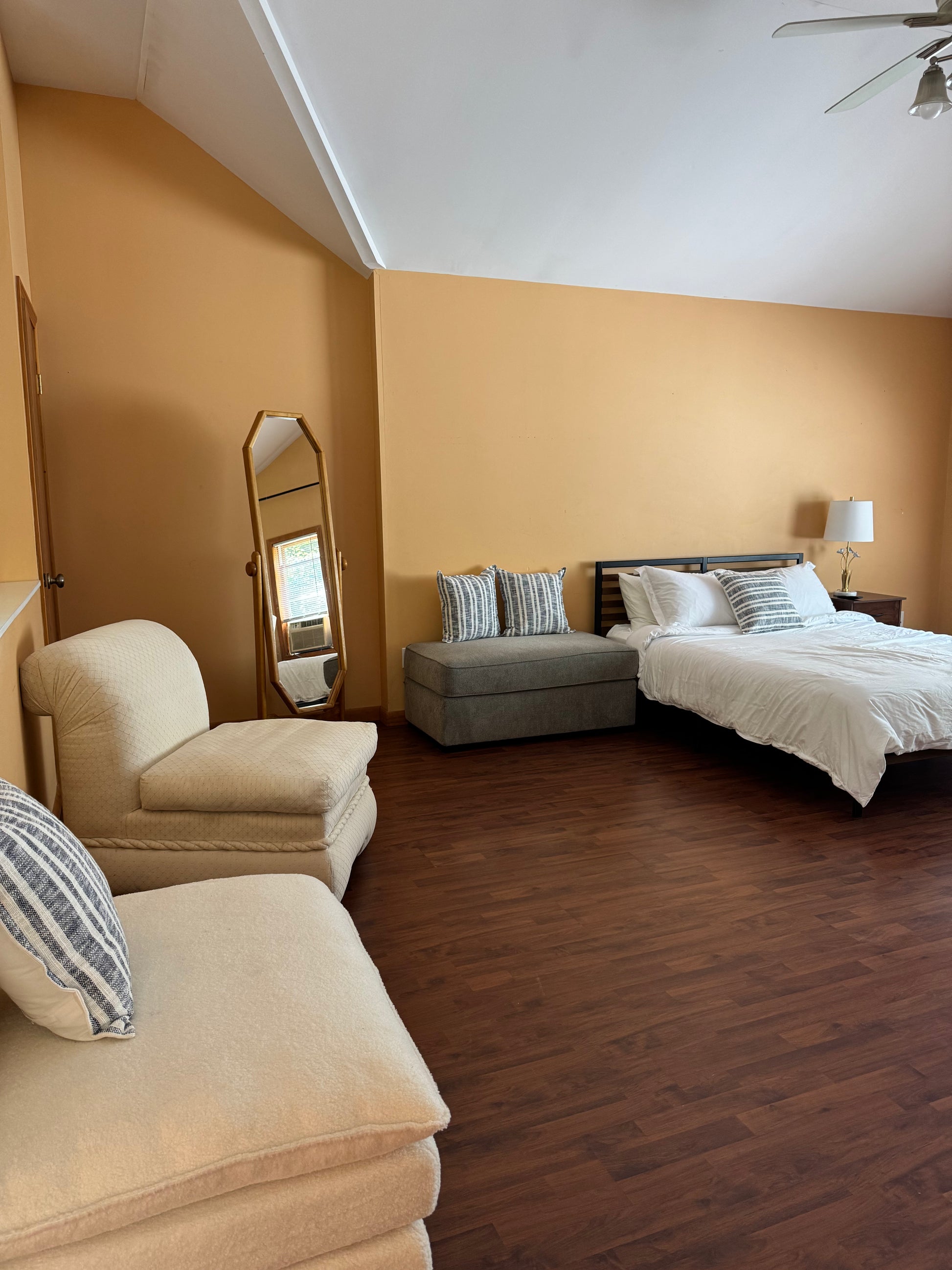 Quiet Cozy Stay Spacious Home Near Beach & Shops – large 4-bedroom vacation rental in Hamden, CT 06514 perfect for families and groups, private setting near shoreline and stores