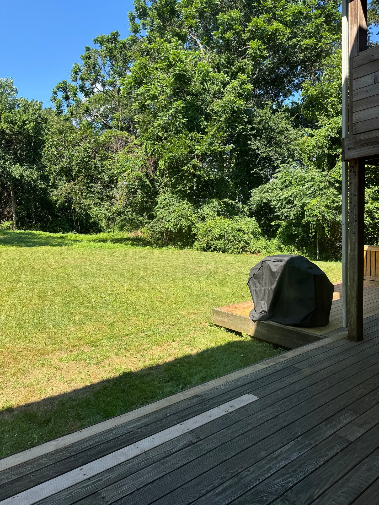 Quiet Cozy Stay Spacious Home Near Beach & Shops – large 4-bedroom vacation rental in Hamden, CT 06514 perfect for families and groups, private setting near shoreline and stores