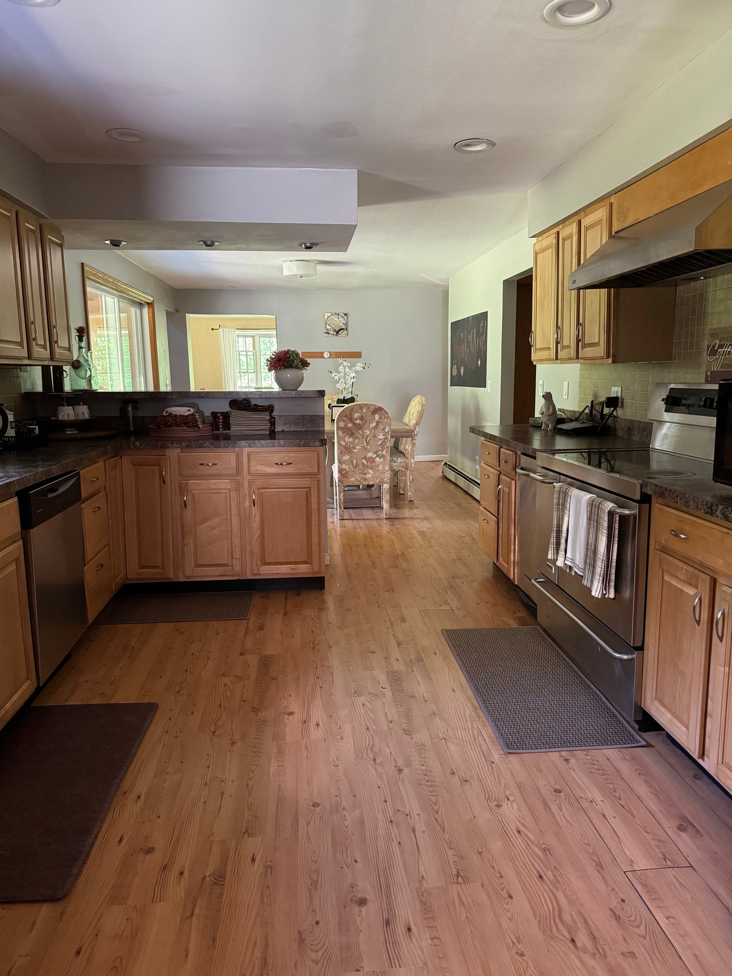 Quiet Cozy Stay Spacious Home Near Beach & Shops – large 4-bedroom vacation rental in Hamden, CT 06514 perfect for families and groups, private setting near shoreline and stores