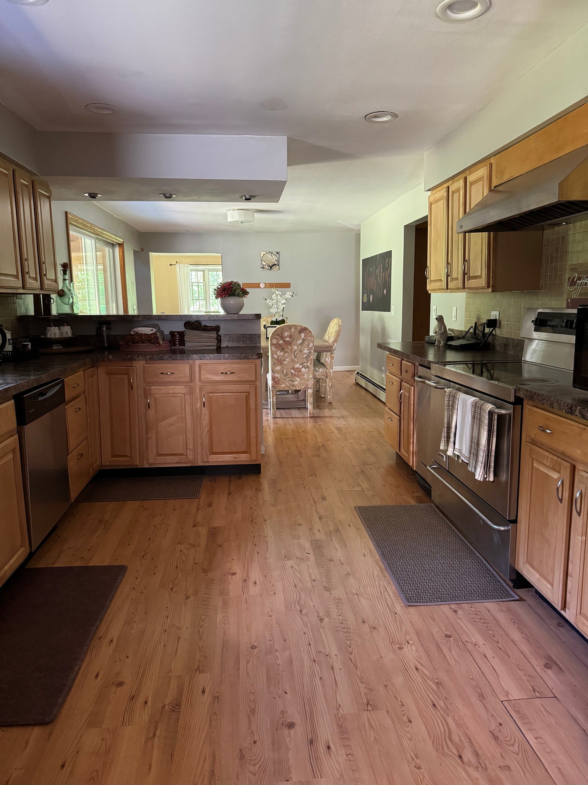 Quiet Cozy Stay Spacious Home Near Beach & Shops – large 4-bedroom vacation rental in Hamden, CT 06514 perfect for families and groups, private setting near shoreline and stores