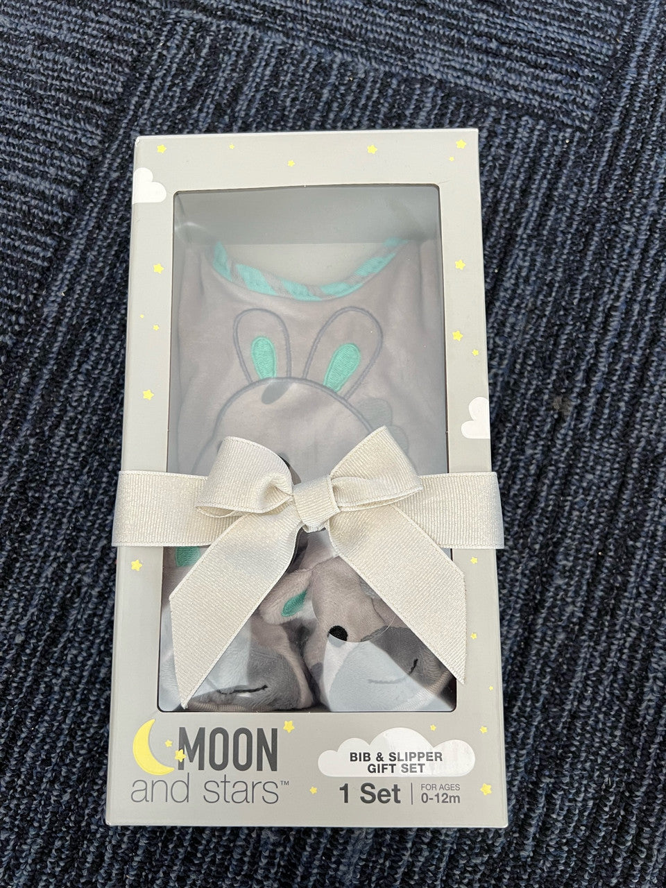 MOON and STARS bib & slipper gift set Giraffe 0-12m
Includes one matching bib and botties set. Giraffe theme.