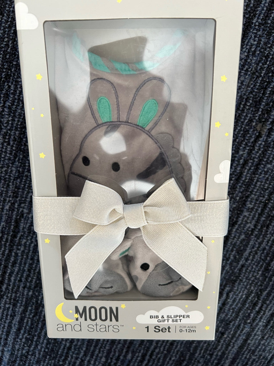 MOON and STARS bib & slipper gift set Giraffe 0-12m
Includes one matching bib and botties set. Giraffe theme.