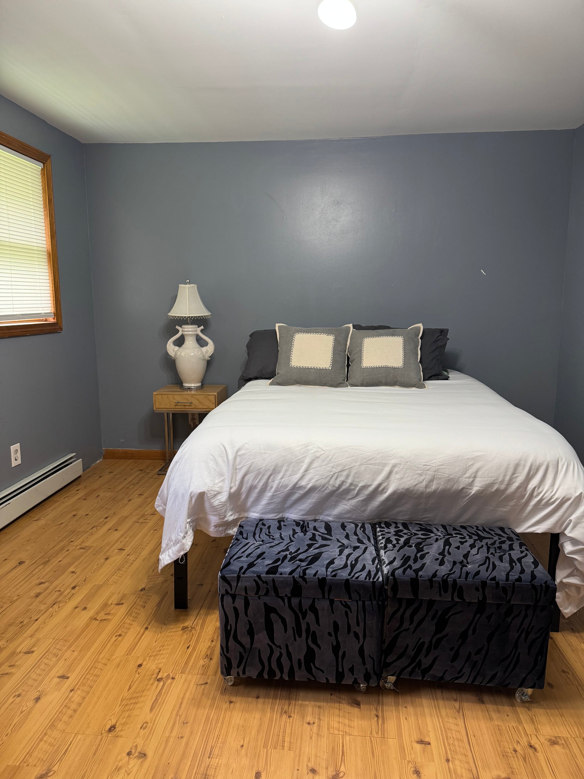 Quiet Cozy Stay Spacious Home Near Beach & Shops – large 4-bedroom vacation rental in Hamden, CT 06514 perfect for families and groups, private setting near shoreline and stores