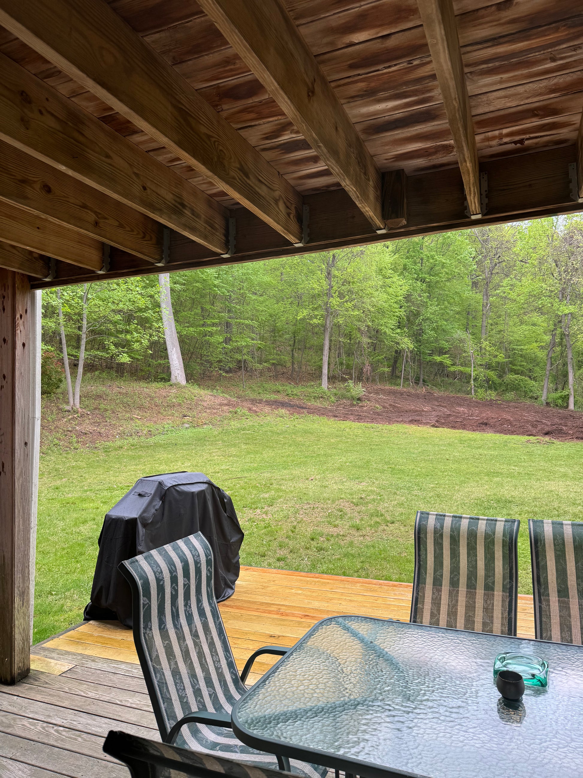 Quiet Cozy Stay Spacious Home Near Beach & Shops – large 4-bedroom vacation rental in Hamden, CT 06514 perfect for families and groups, private setting near shoreline and stores