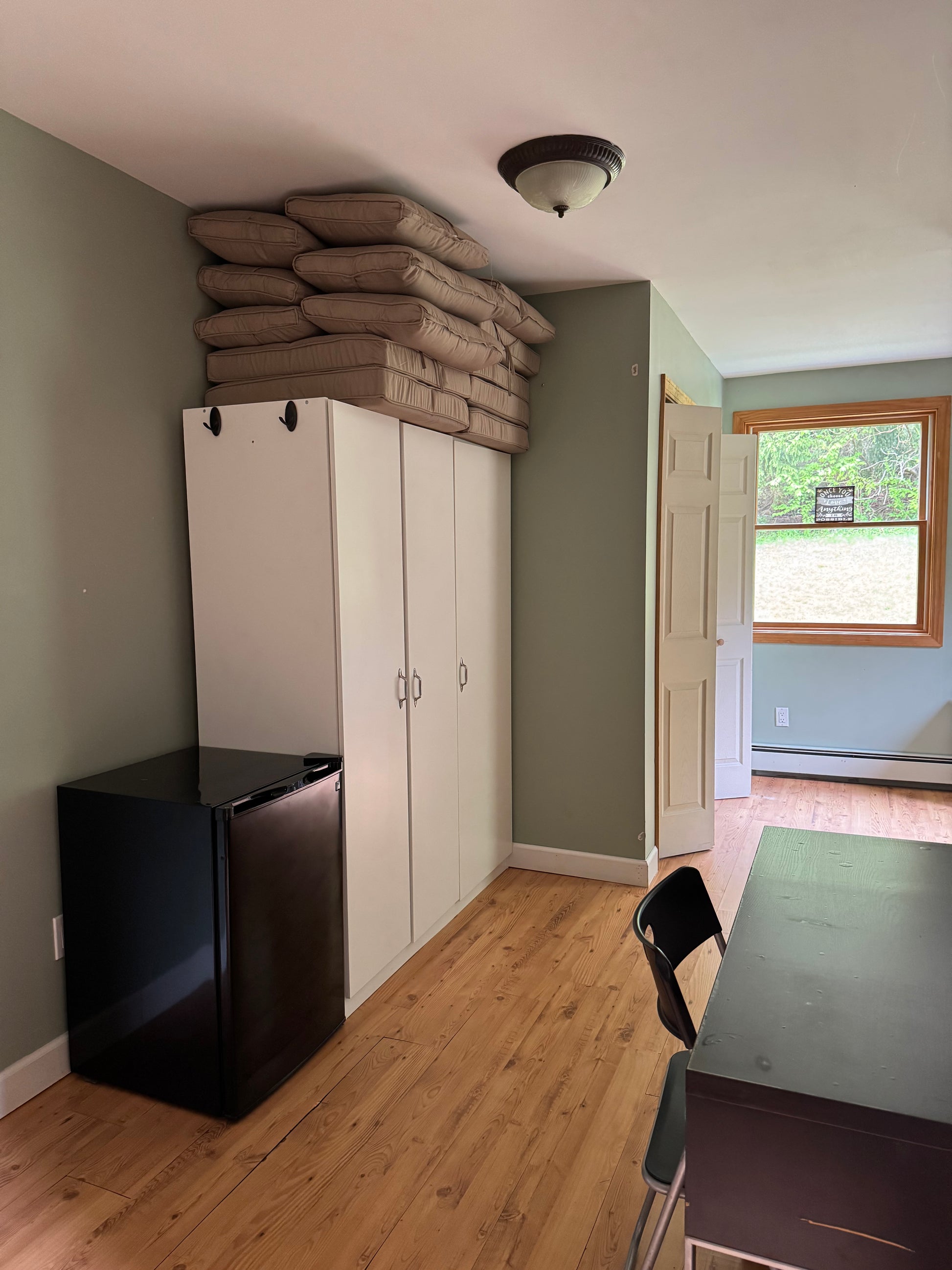 Quiet Cozy Stay Spacious Home Near Beach & Shops – large 4-bedroom vacation rental in Hamden, CT 06514 perfect for families and groups, private setting near shoreline and stores