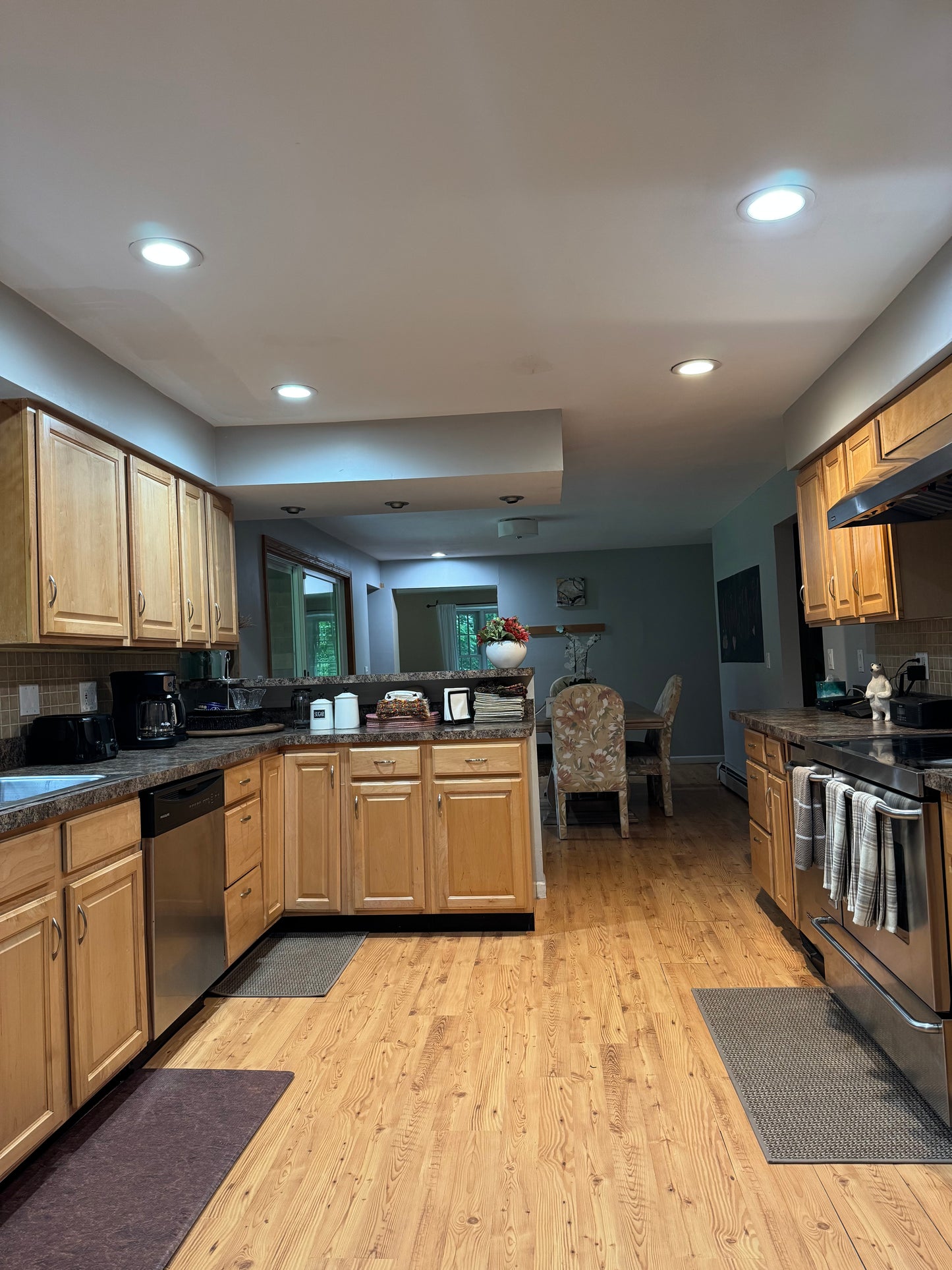 Quiet Cozy Stay Spacious Home Near Beach & Shops – large 4-bedroom vacation rental in Hamden, CT 06514 perfect for families and groups, private setting near shoreline and stores