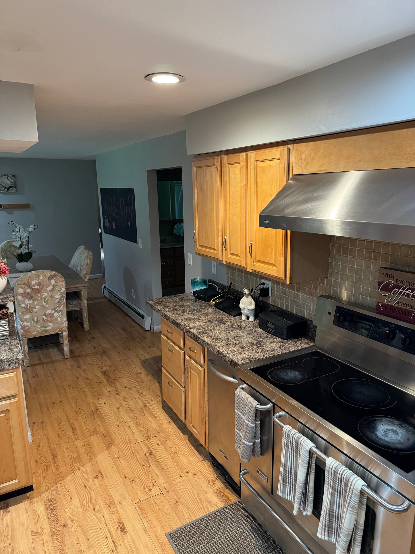 Quiet Cozy Stay Spacious Home Near Beach & Shops – large 4-bedroom vacation rental in Hamden, CT 06514 perfect for families and groups, private setting near shoreline and stores