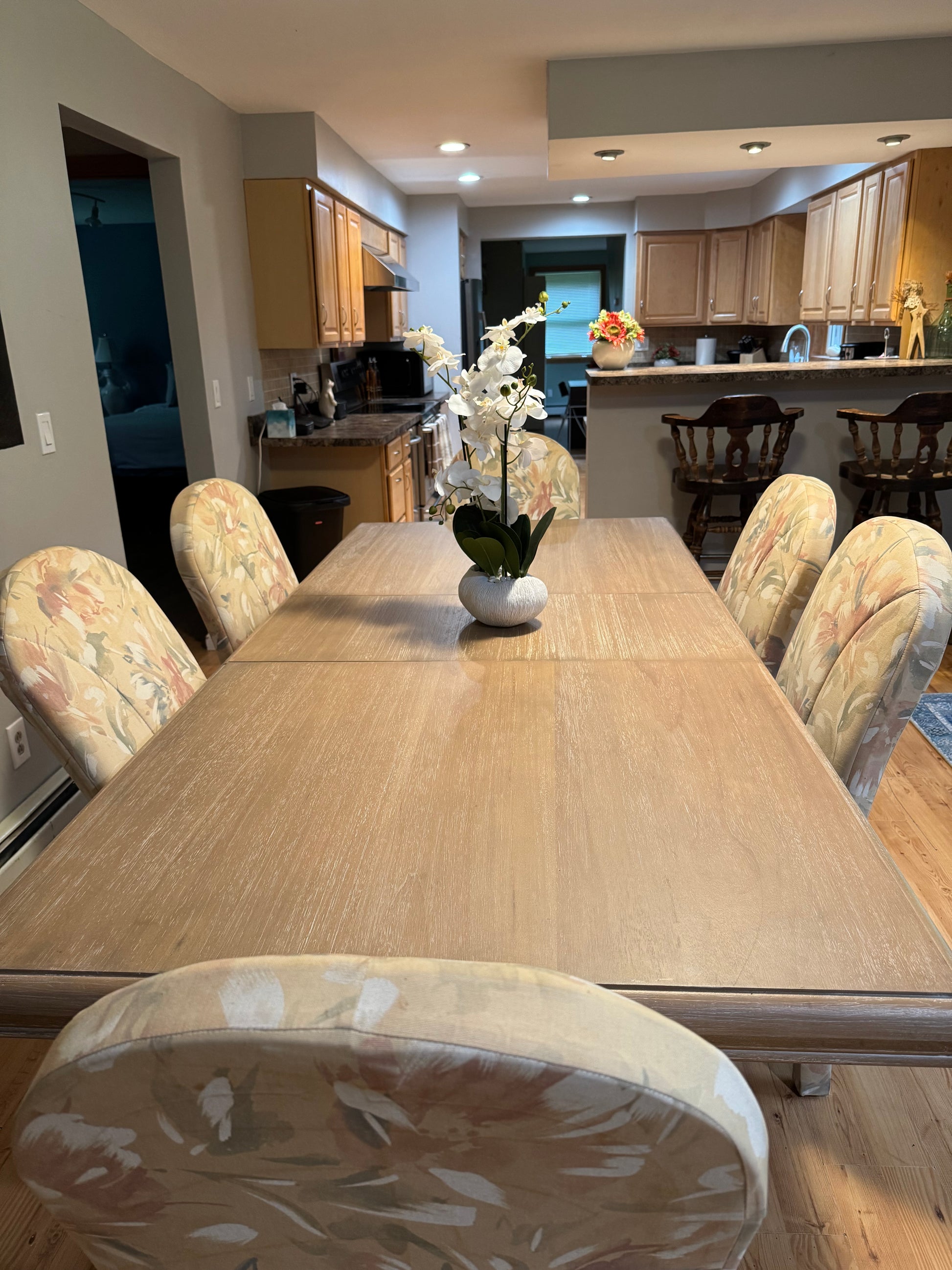 Quiet Cozy Stay Spacious Home Near Beach & Shops – large 4-bedroom vacation rental in Hamden, CT 06514 perfect for families and groups, private setting near shoreline and stores