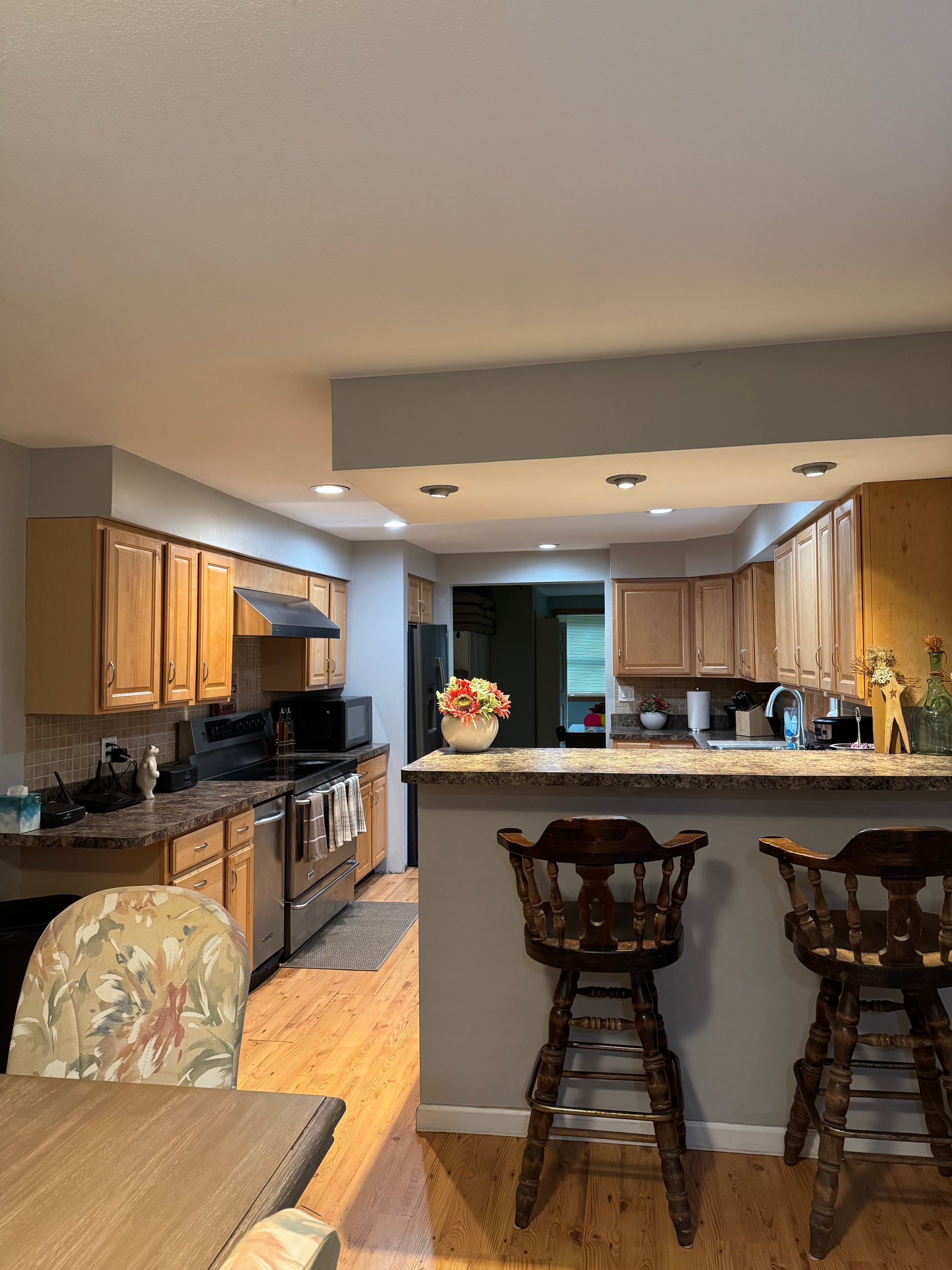 Quiet Cozy Stay Spacious Home Near Beach & Shops – large 4-bedroom vacation rental in Hamden, CT 06514 perfect for families and groups, private setting near shoreline and stores