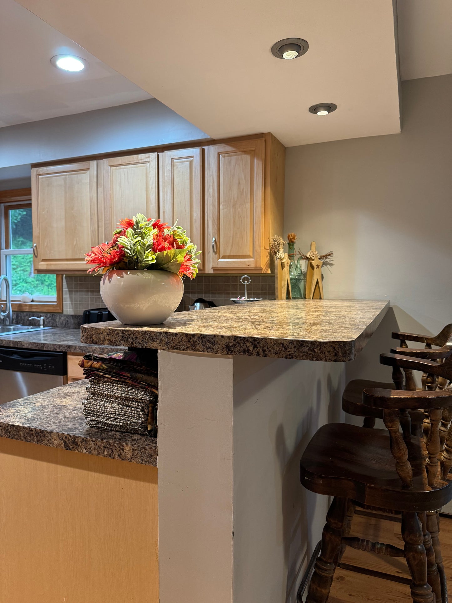 Quiet Cozy Stay Spacious Home Near Beach & Shops – large 4-bedroom vacation rental in Hamden, CT 06514 perfect for families and groups, private setting near shoreline and stores