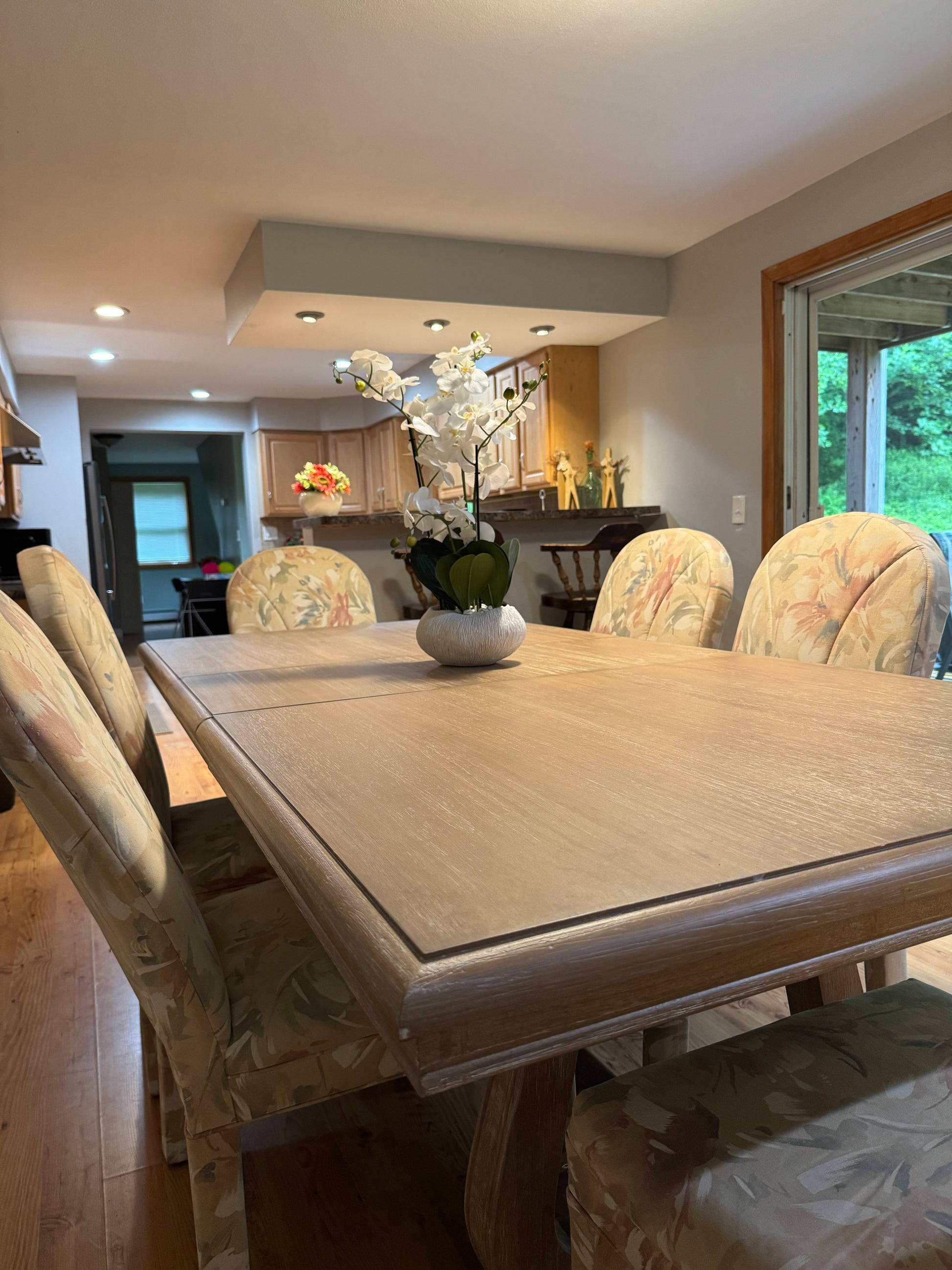 Quiet Cozy Stay Spacious Home Near Beach & Shops – large 4-bedroom vacation rental in Hamden, CT 06514 perfect for families and groups, private setting near shoreline and stores