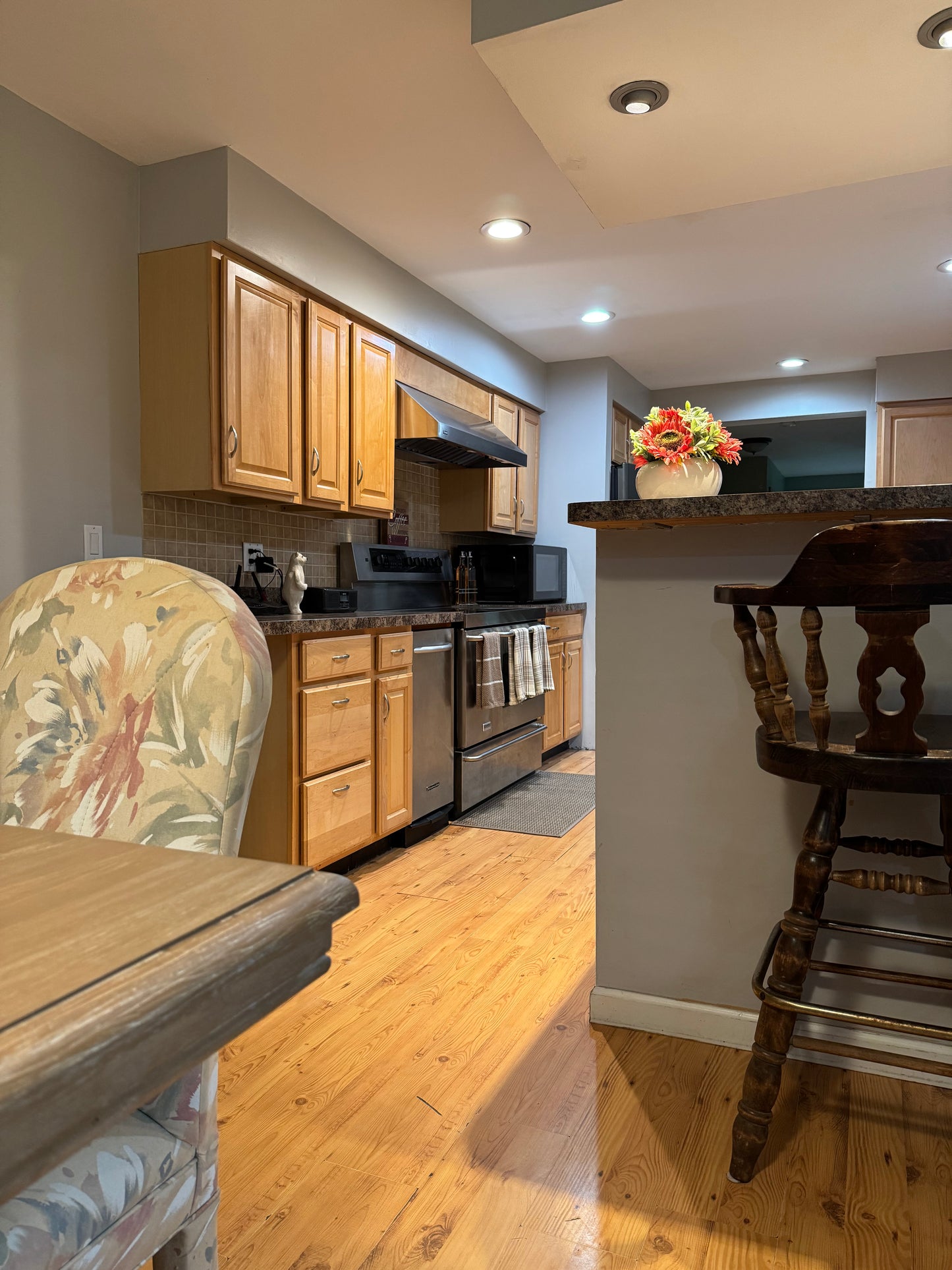 Quiet Cozy Stay Spacious Home Near Beach & Shops – large 4-bedroom vacation rental in Hamden, CT 06514 perfect for families and groups, private setting near shoreline and stores