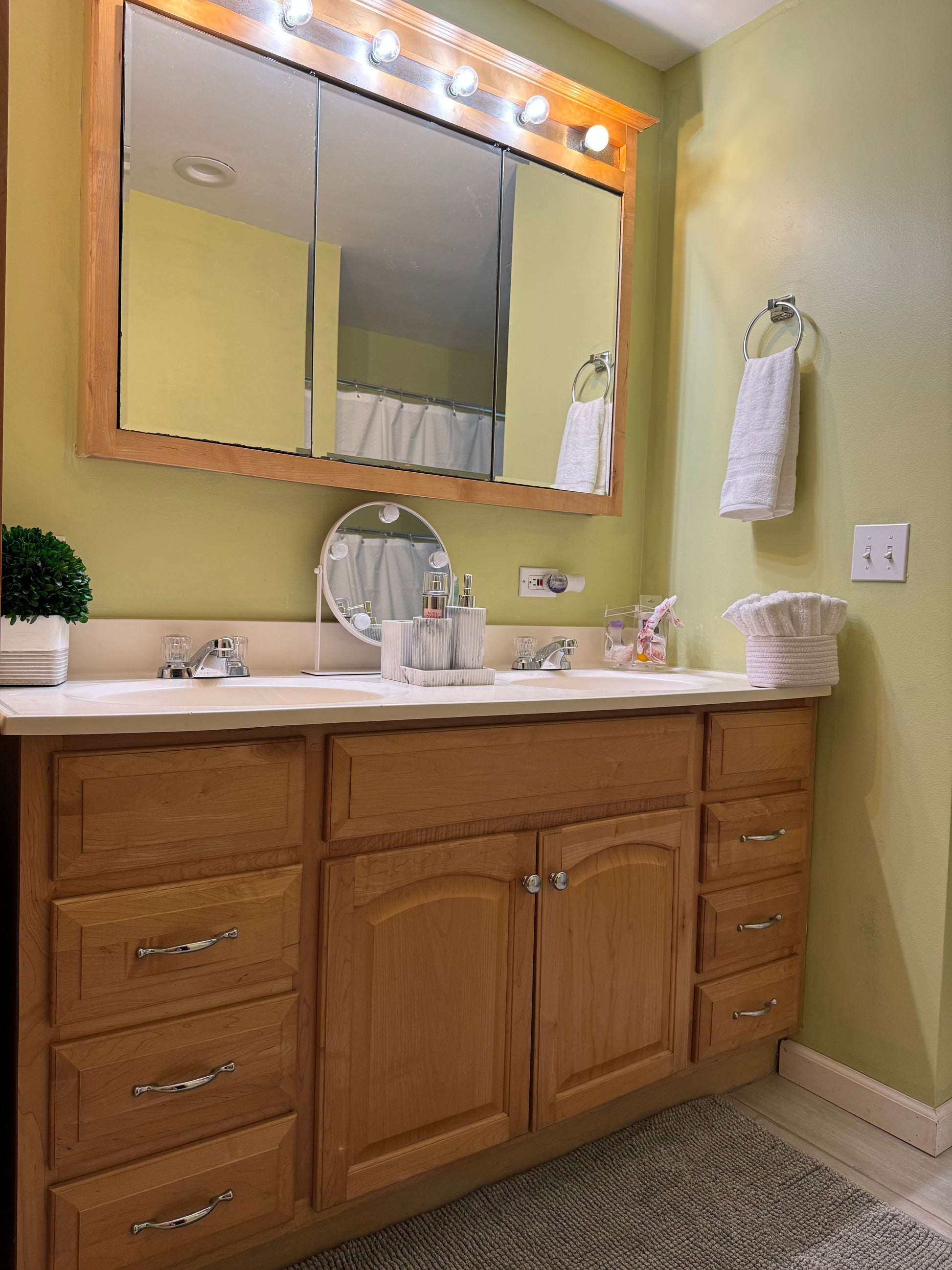 Quiet Cozy Stay Spacious Home Near Beach & Shops – large 4-bedroom vacation rental in Hamden, CT 06514 perfect for families and groups, private setting near shoreline and stores