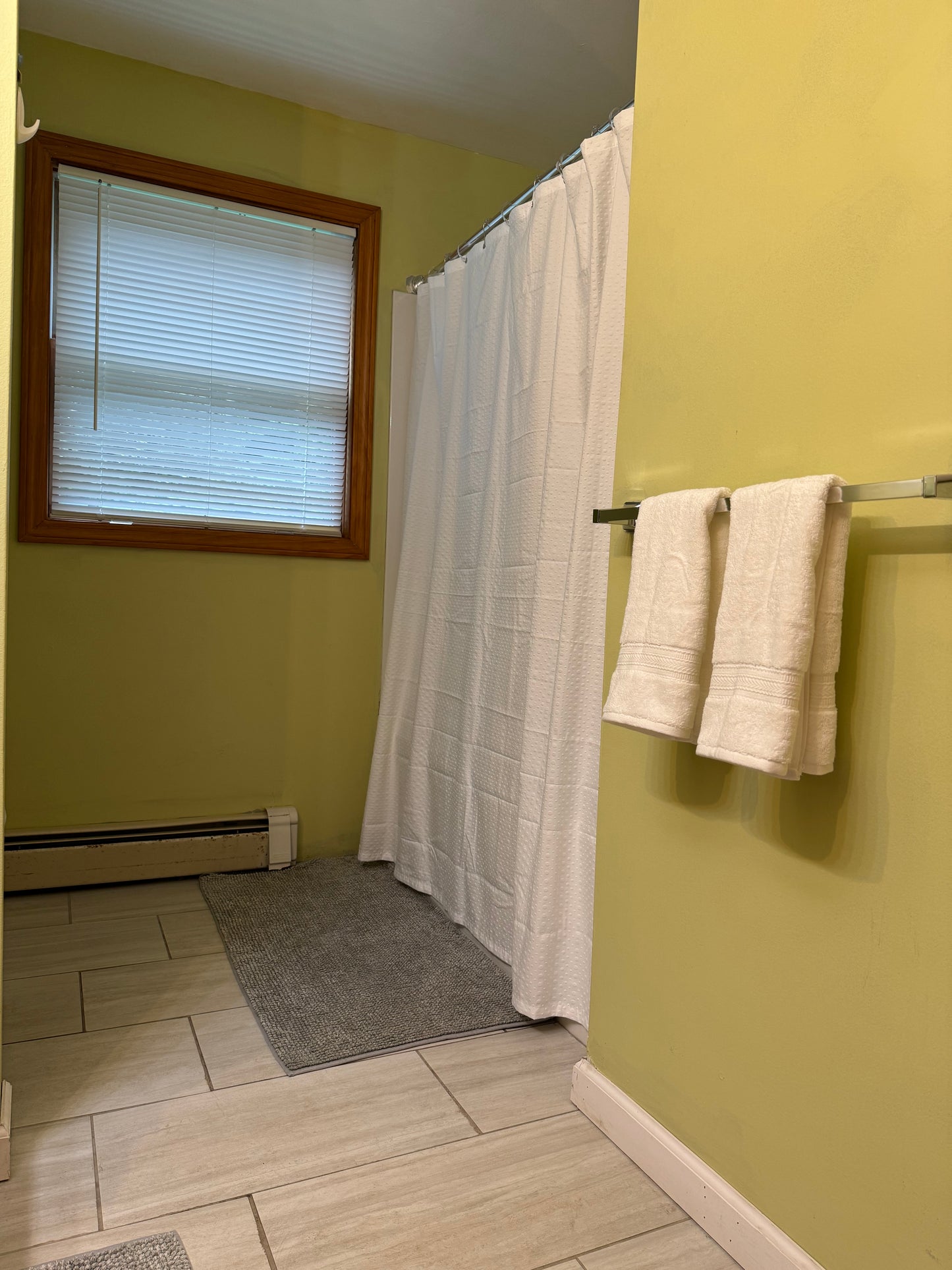 Quiet Cozy Stay Spacious Home Near Beach & Shops – large 4-bedroom vacation rental in Hamden, CT 06514 perfect for families and groups, private setting near shoreline and stores