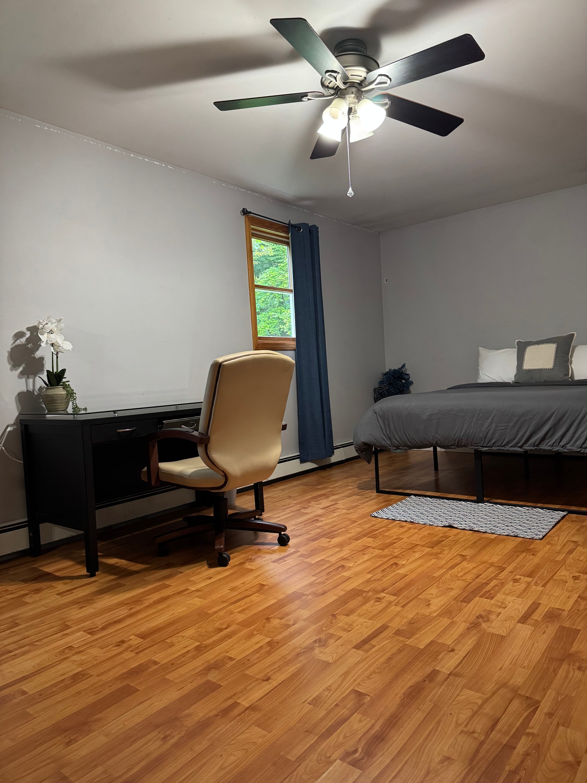 Quiet Cozy Stay Spacious Home Near Beach & Shops – large 4-bedroom vacation rental in Hamden, CT 06514 perfect for families and groups, private setting near shoreline and stores