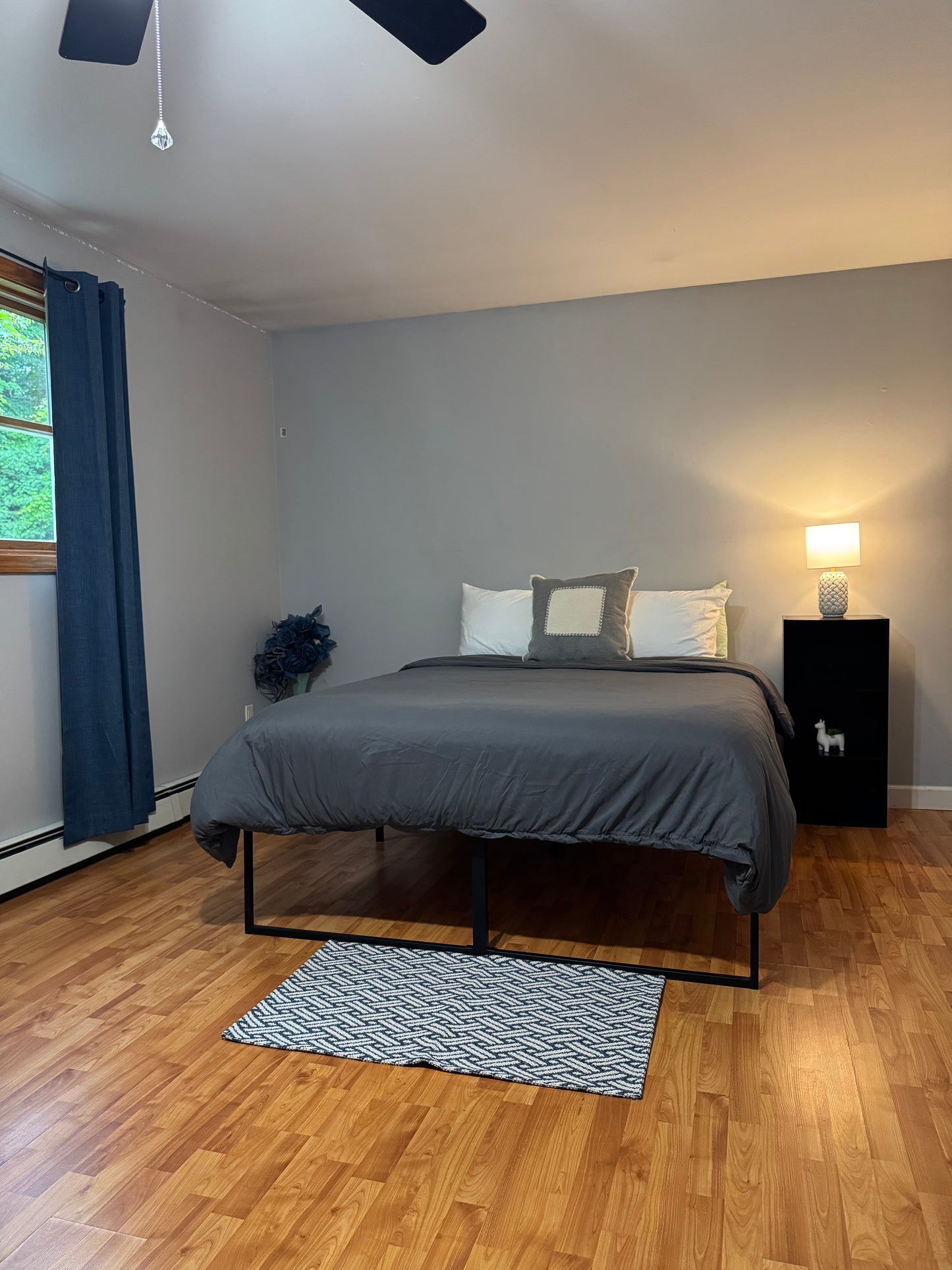 Quiet Cozy Stay Spacious Home Near Beach & Shops – large 4-bedroom vacation rental in Hamden, CT 06514 perfect for families and groups, private setting near shoreline and stores