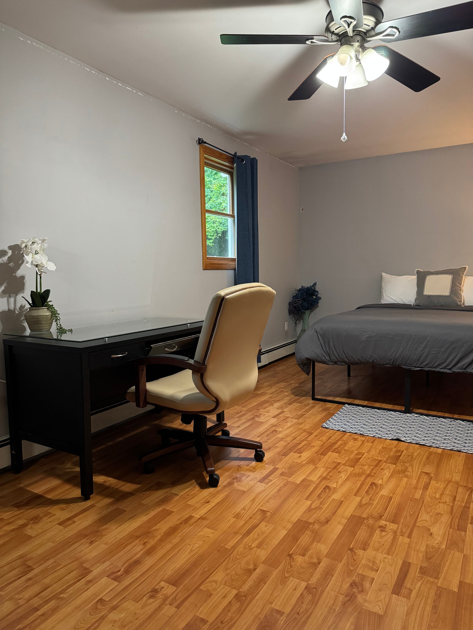 Quiet Cozy Stay Spacious Home Near Beach & Shops – large 4-bedroom vacation rental in Hamden, CT 06514 perfect for families and groups, private setting near shoreline and stores