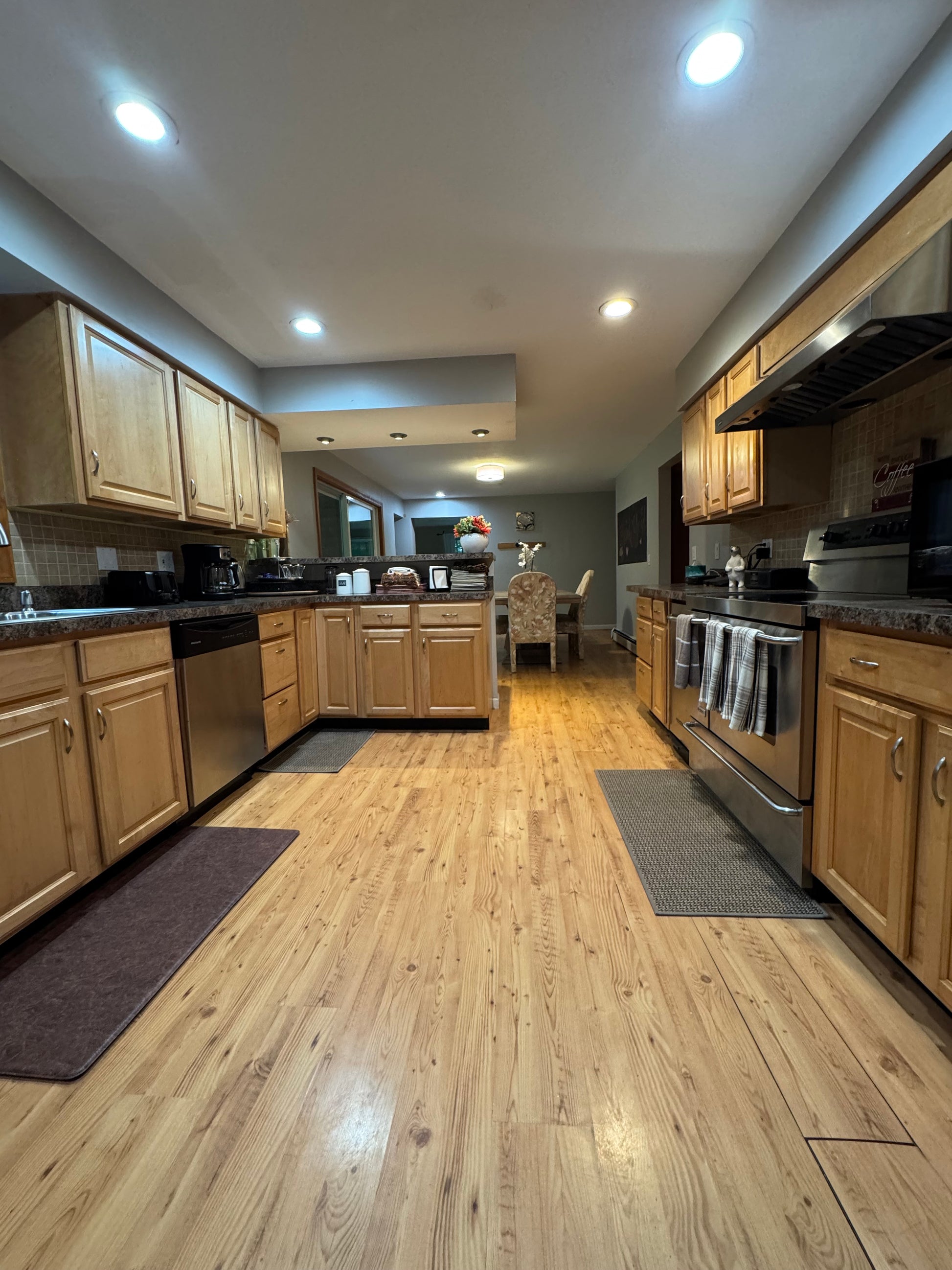 Quiet Cozy Stay Spacious Home Near Beach & Shops – large 4-bedroom vacation rental in Hamden, CT 06514 perfect for families and groups, private setting near shoreline and stores