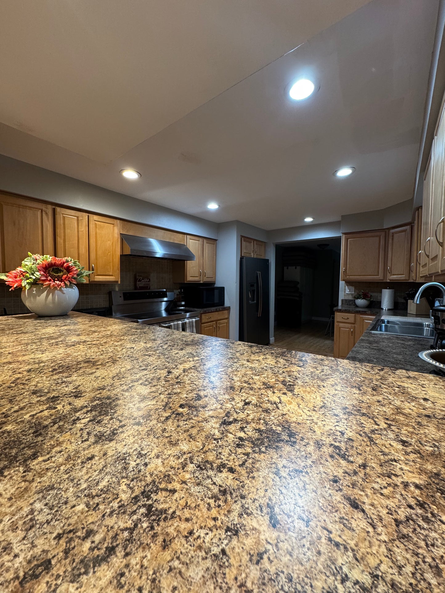 Quiet Cozy Stay Spacious Home Near Beach & Shops – large 4-bedroom vacation rental in Hamden, CT 06514 perfect for families and groups, private setting near shoreline and stores