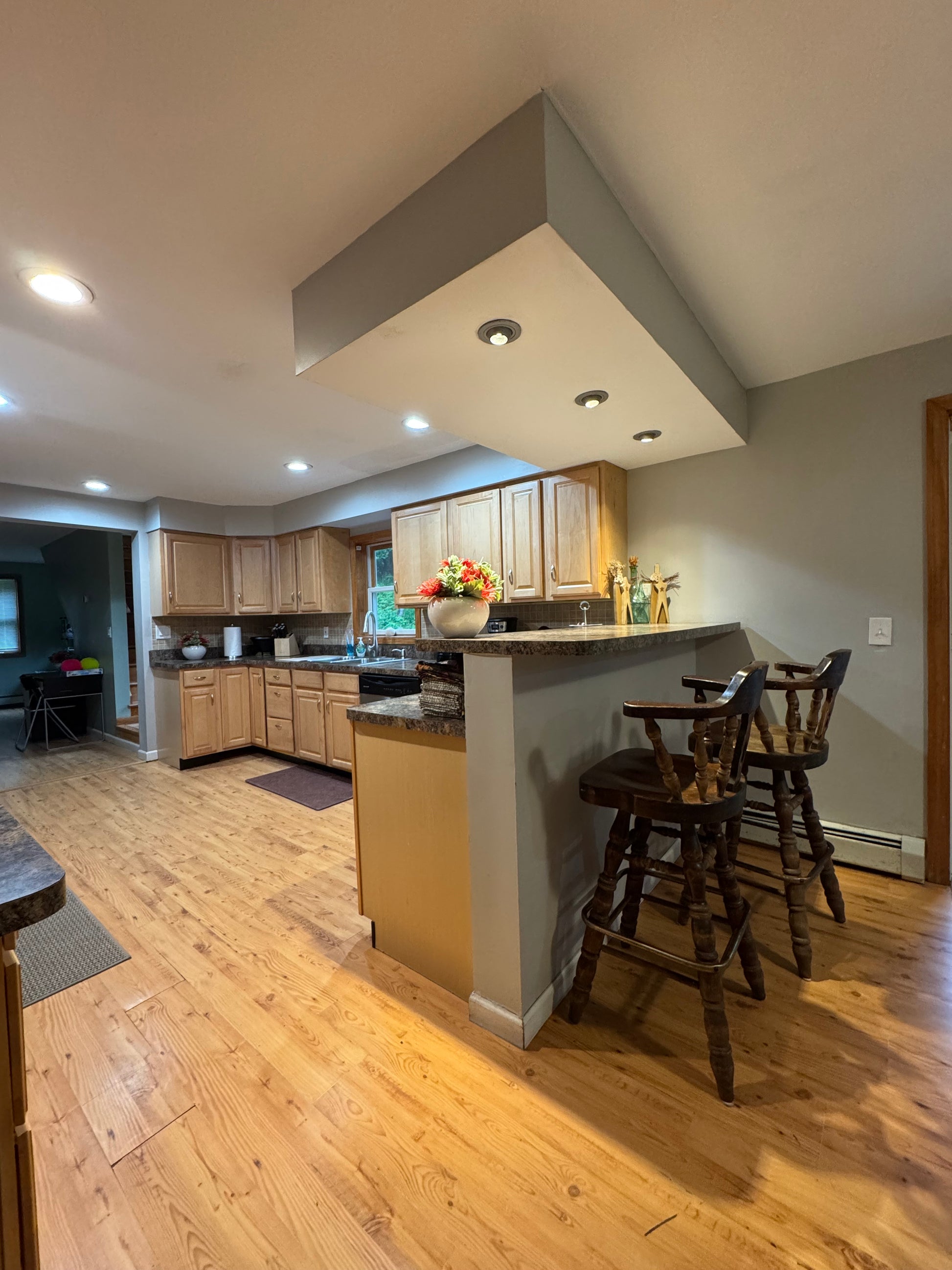 Quiet Cozy Stay Spacious Home Near Beach & Shops – large 4-bedroom vacation rental in Hamden, CT 06514 perfect for families and groups, private setting near shoreline and stores