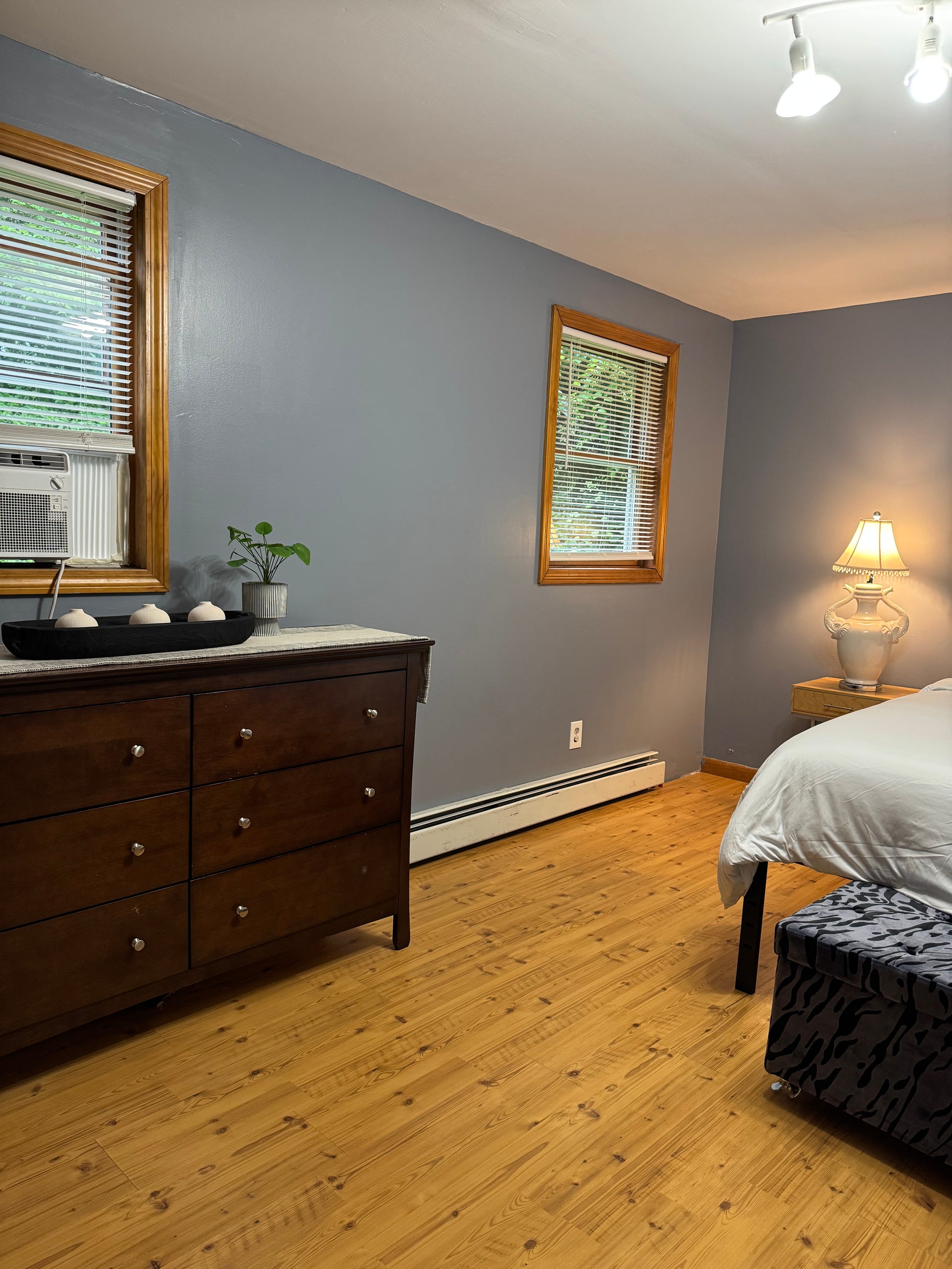 Quiet Cozy Stay Spacious Home Near Beach & Shops – large 4-bedroom vacation rental in Hamden, CT 06514 perfect for families and groups, private setting near shoreline and stores