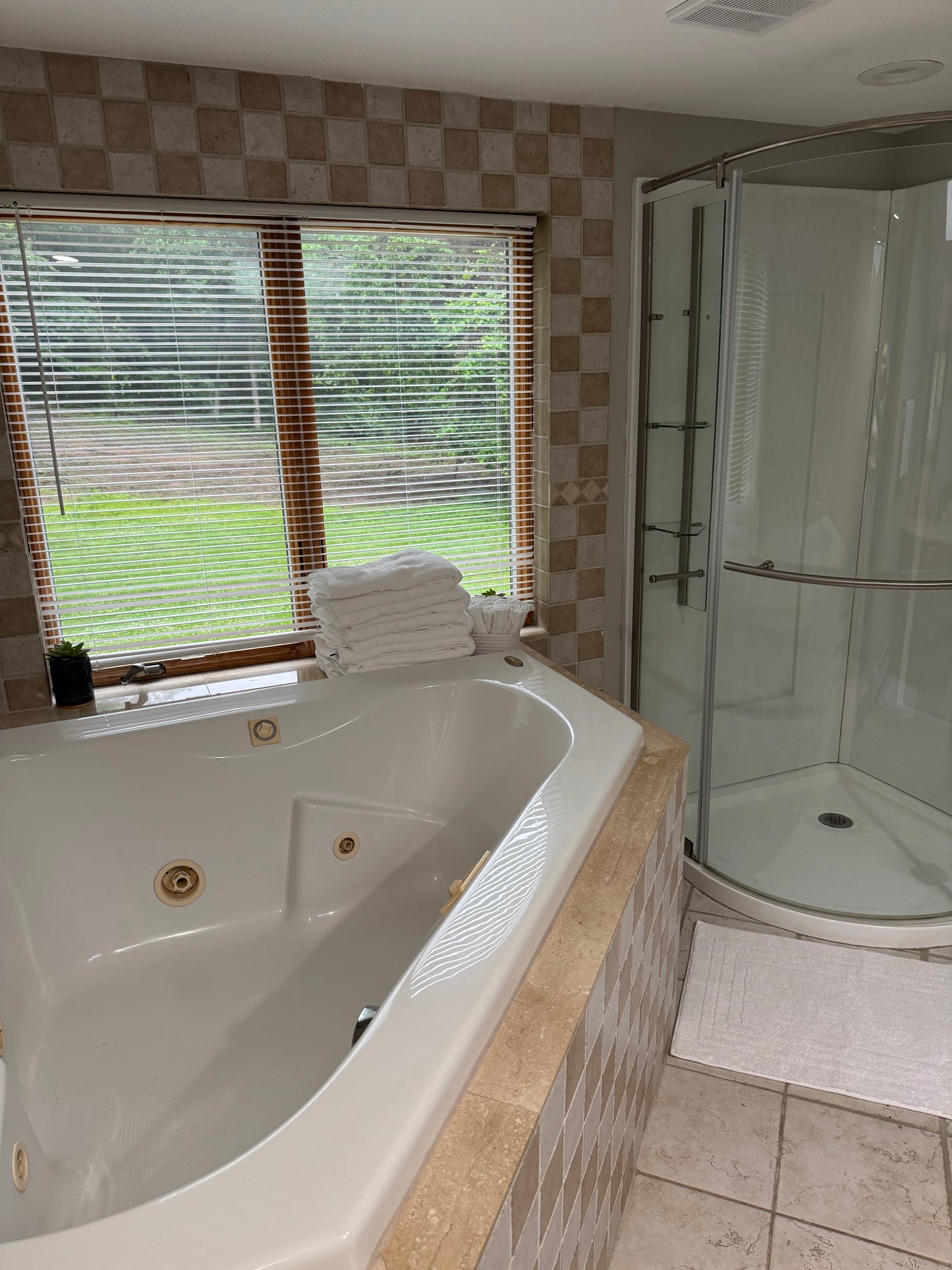 Quiet Cozy Stay Spacious Home Near Beach & Shops – large 4-bedroom vacation rental in Hamden, CT 06514 perfect for families and groups, private setting near shoreline and stores