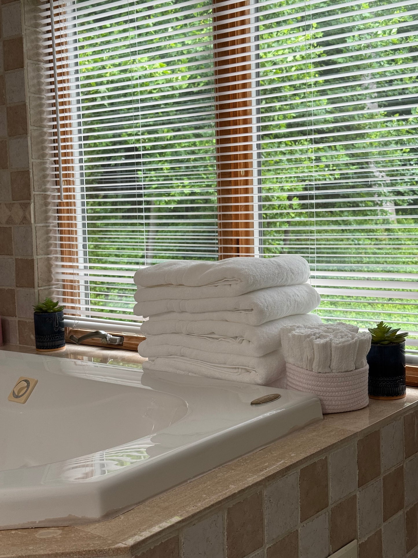 Quiet Cozy Stay Spacious Home Near Beach & Shops – large 4-bedroom vacation rental in Hamden, CT 06514 perfect for families and groups, private setting near shoreline and stores