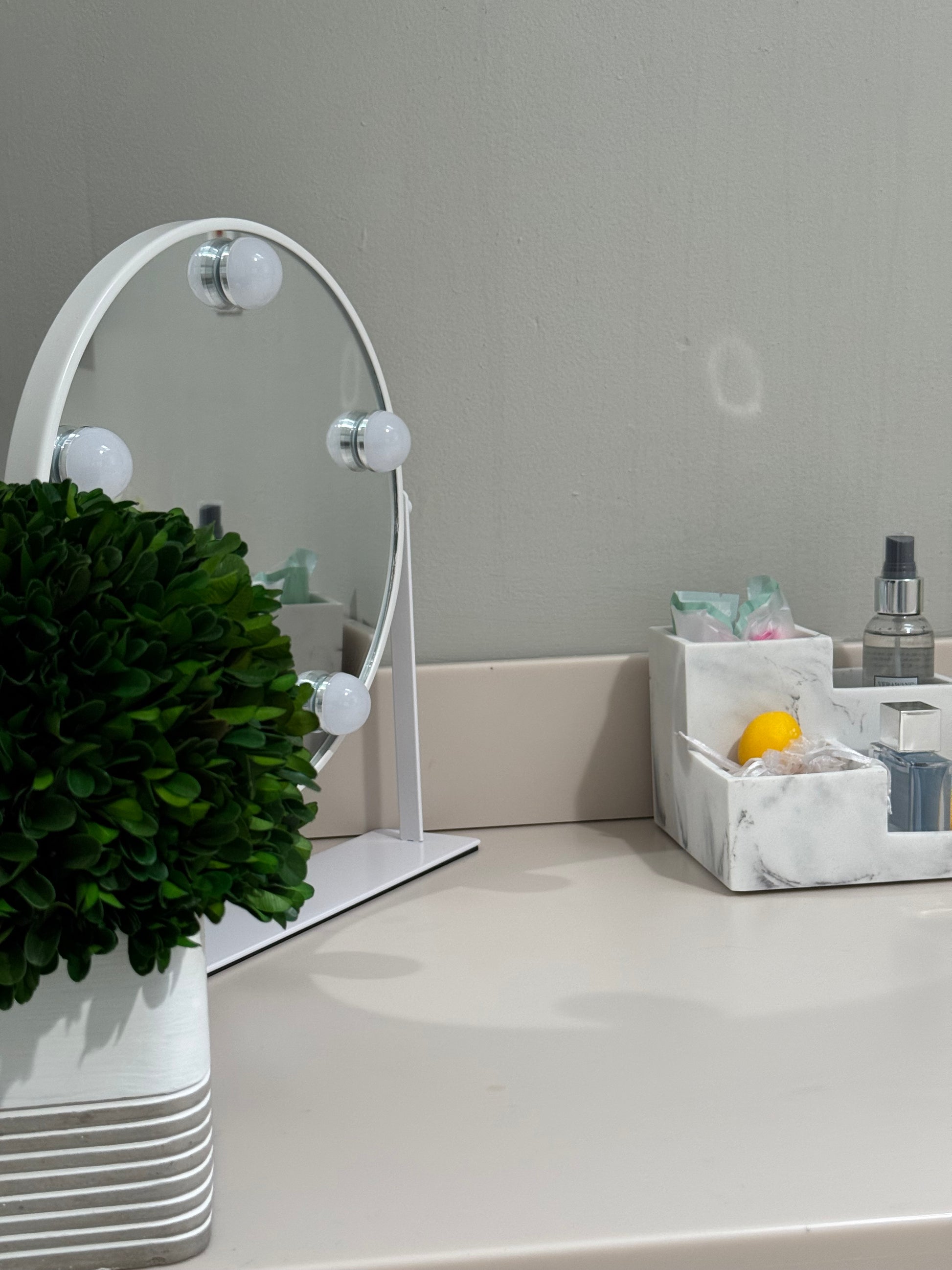 Quiet Cozy Stay Spacious Home Near Beach & Shops – large 4-bedroom vacation rental in Hamden, CT 06514 perfect for families and groups, private setting near shoreline and stores