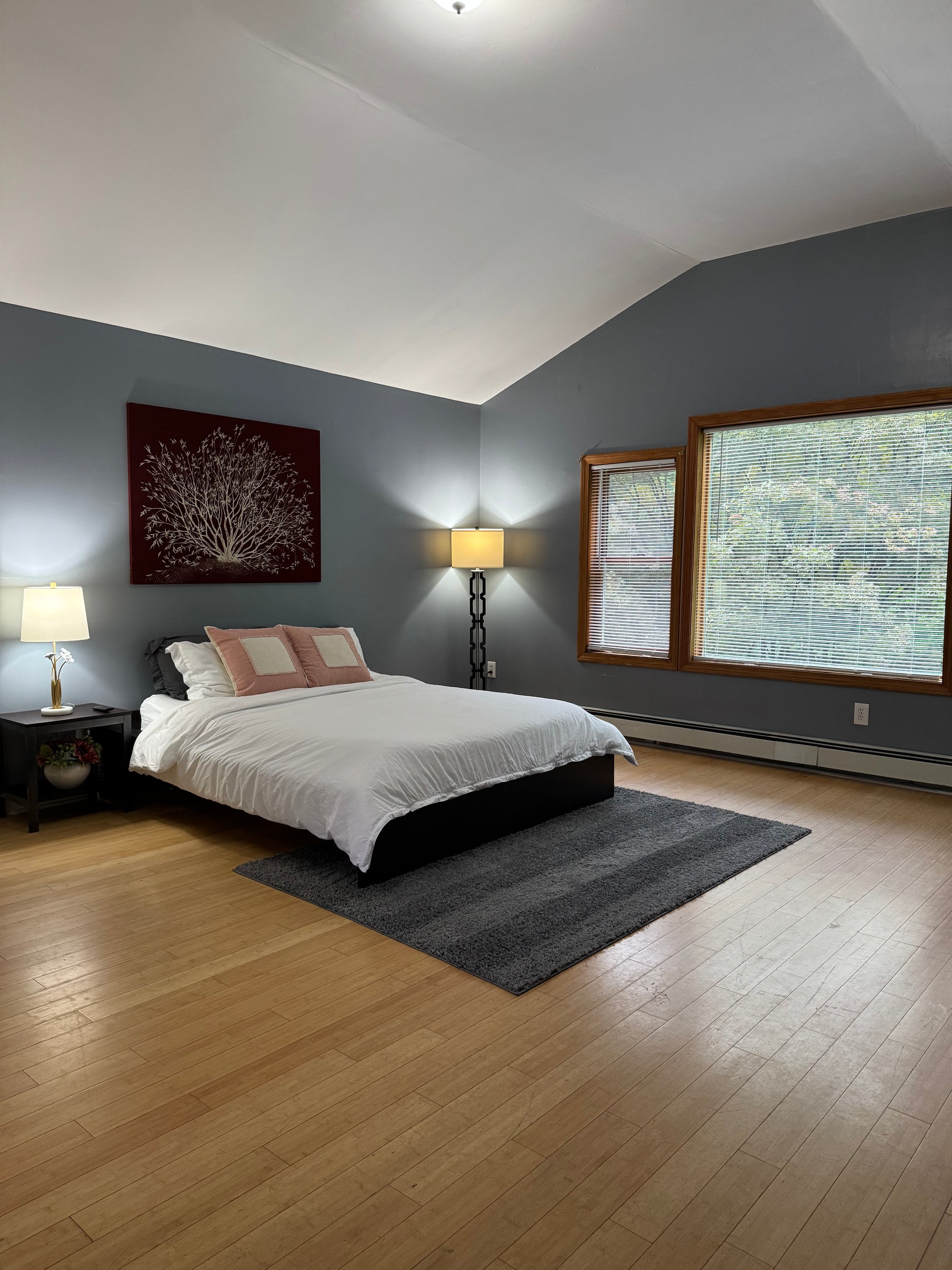 Quiet Cozy Stay Spacious Home Near Beach & Shops – large 4-bedroom vacation rental in Hamden, CT 06514 perfect for families and groups, private setting near shoreline and stores