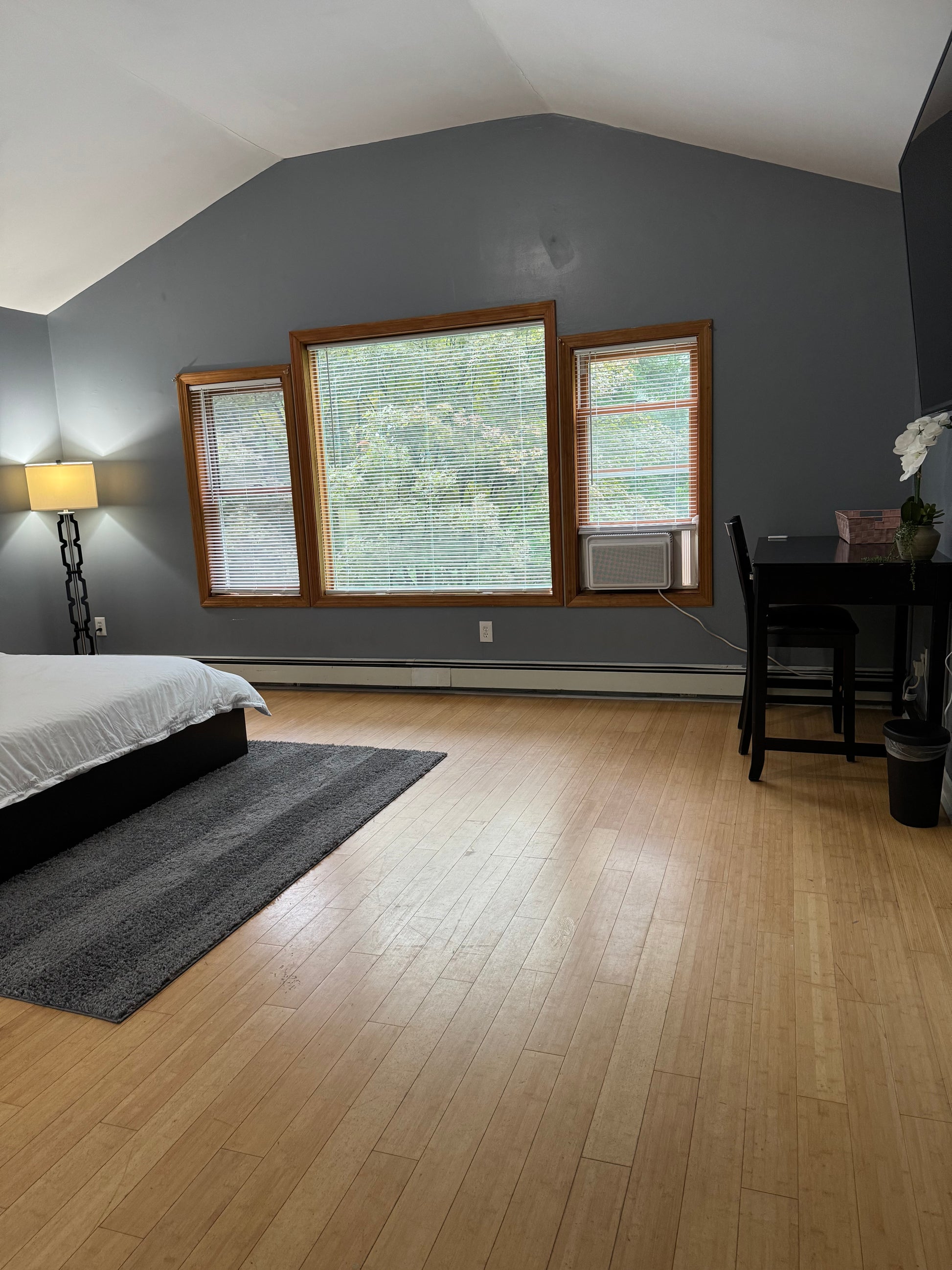 Quiet Cozy Stay Spacious Home Near Beach & Shops – large 4-bedroom vacation rental in Hamden, CT 06514 perfect for families and groups, private setting near shoreline and stores